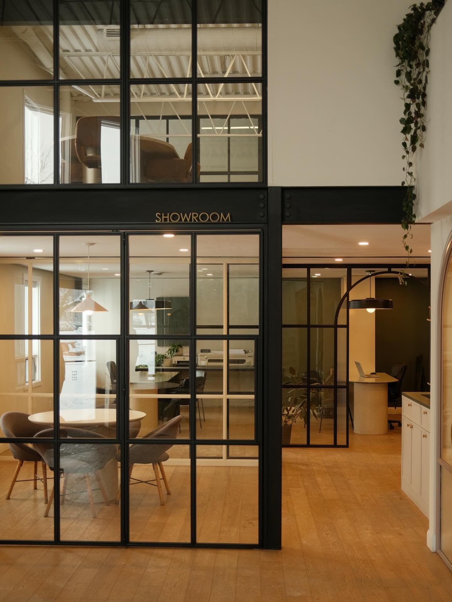 Verre. Acier... et un peu de b&eacute;ton! Trois mati&egrave;res, un m&ecirc;me langage - &agrave; d&eacute;couvrir en salle de montre chez @costal.ca ✨

Un savoir-faire d&rsquo;ici, pour des espaces pens&eacute;s dans le m&ecirc;me esprit.

Fiers de