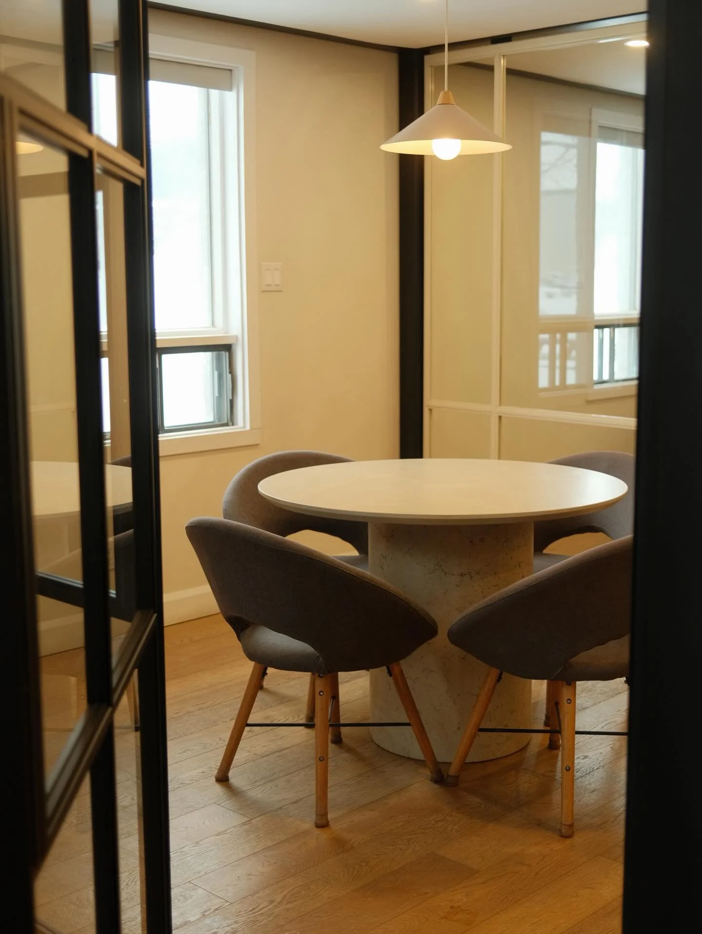 TABLE SWELL 42&lsquo;&rsquo;- Beige Antique

Une table qui rassemble, simplement.
Sa forme ronde invite &agrave; prendre le temps: jaser, travailler, partager un caf&eacute;.&nbsp;
Une couleur douce qui r&eacute;chauffe sans en faire trop.
__________