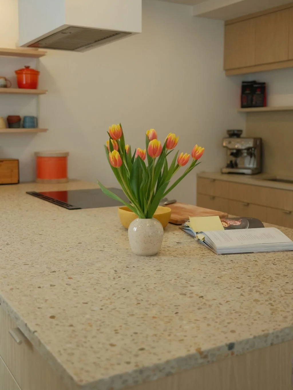 Un air de printemps s&rsquo;invite dans la cuisine.🌷

L&rsquo;&icirc;lot en terrazzo beige apporte juste ce qu&rsquo;il faut de texture, avec ses &eacute;clats naturels qui accrochent le regard. Agenc&eacute; juste derri&egrave;re, nos pi&egrave;ces