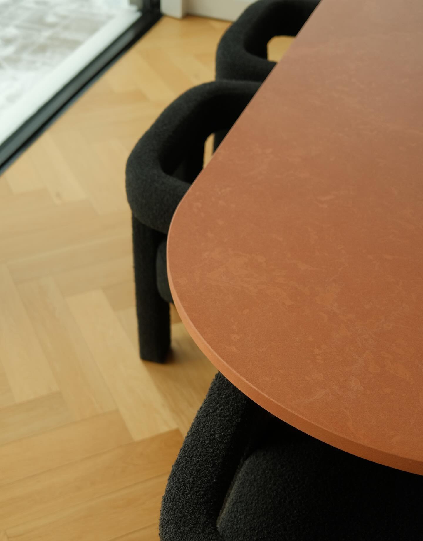 TABLE SUP96 | Mango Antique

Chaud, franc, vivant.

Une table qui attire, pleinement assum&eacute;e. 
__

SUP96 TABLE | Antique Mango

Warm, bold, vibrant.

A table that draws attention, fully embraced.

#betonjohnstone #everythingconcrete #mangotabl