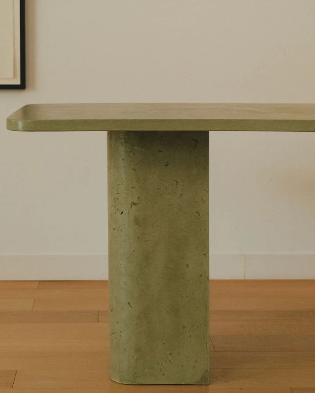 TABLE SET72&nbsp;|&nbsp;Olive Antique

Une teinte qui vit avec la lumi&egrave;re, une mati&egrave;re qu&rsquo;on a envie de toucher.
Une table qui trouve sa place naturellement.

On amorce le lancement de notre nouvelle collection SET.
Une s&eacute;r