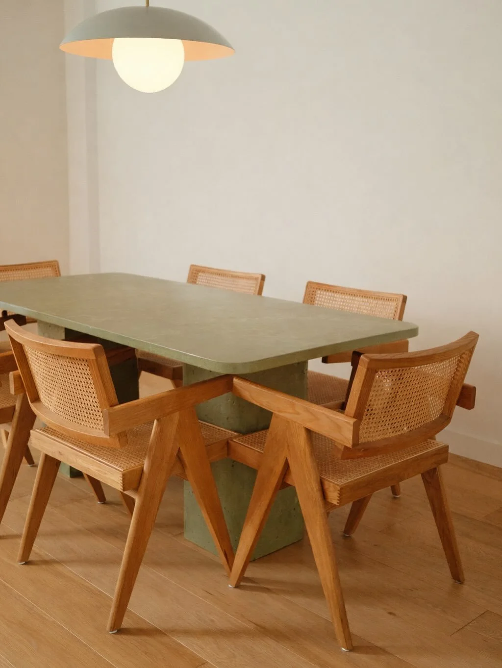 TABLE SET72&nbsp;|&nbsp;Olive Antique

L&agrave; o&ugrave; tout se passe. 

Les repas qui s&rsquo;&eacute;tirent, les discussions qui d&eacute;bordent, les moments simples qui deviennent des souvenirs. Une table pens&eacute;e pour vivre, pour s&rsquo