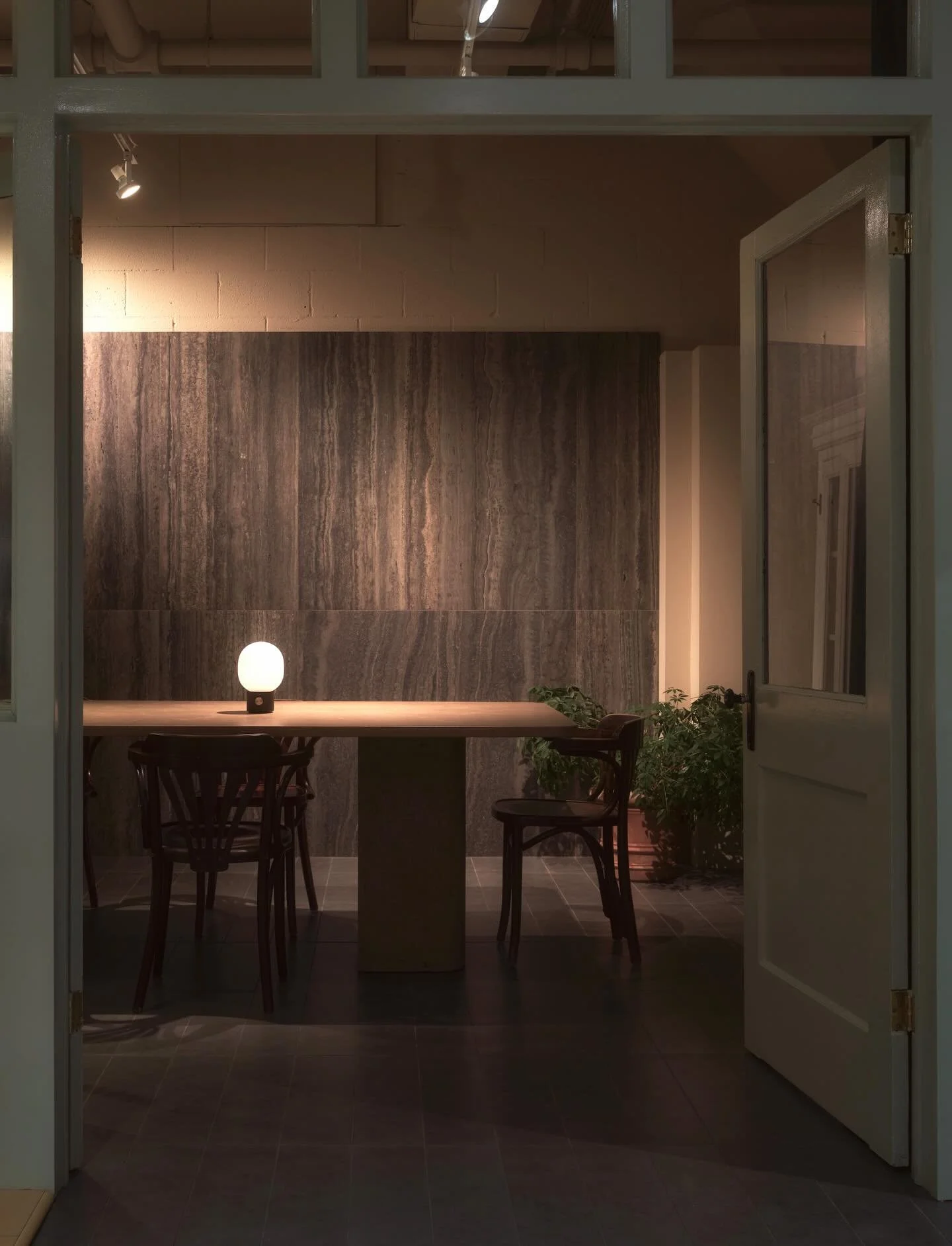 TABLE SET | Caffe Antique

Une rencontre entre mati&egrave;re et lumi&egrave;re, tout en nuances.

Ramacieri Soligo accueille notre table au c&oelig;ur de sa salle de conf&eacute;rence.

D&eacute;couvrez de pr&egrave;s nos produits, au Grand Quai de 