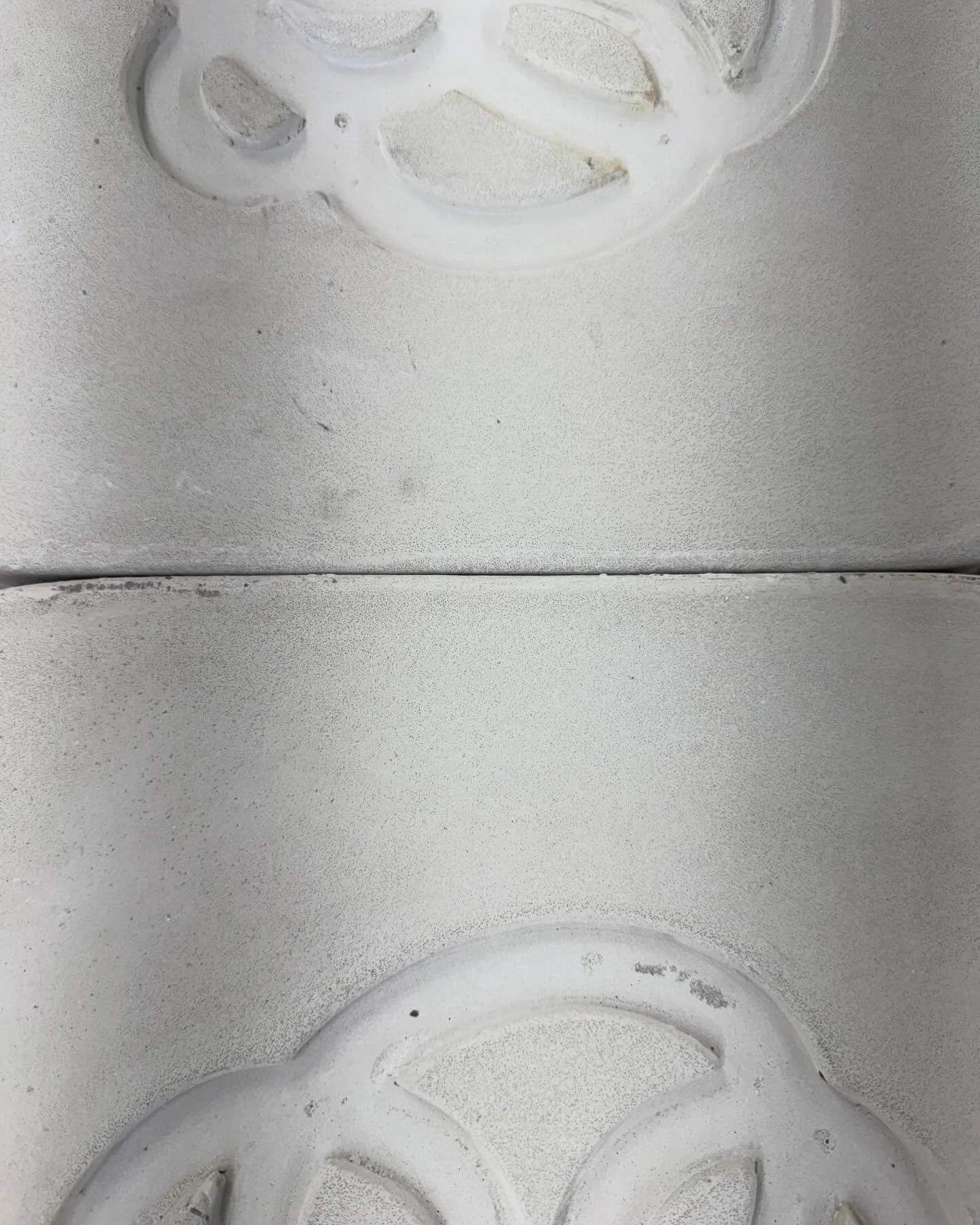 Artiste &times; Artisans.

Avec LeBicar, on n&rsquo;a pas jou&eacute; safe.
On a pouss&eacute; la mati&egrave;re plus loin... pour int&eacute;grer l&rsquo;illustration directement dans le b&eacute;ton!

Allier nos savoir-faire, c&rsquo;&eacute;tait &