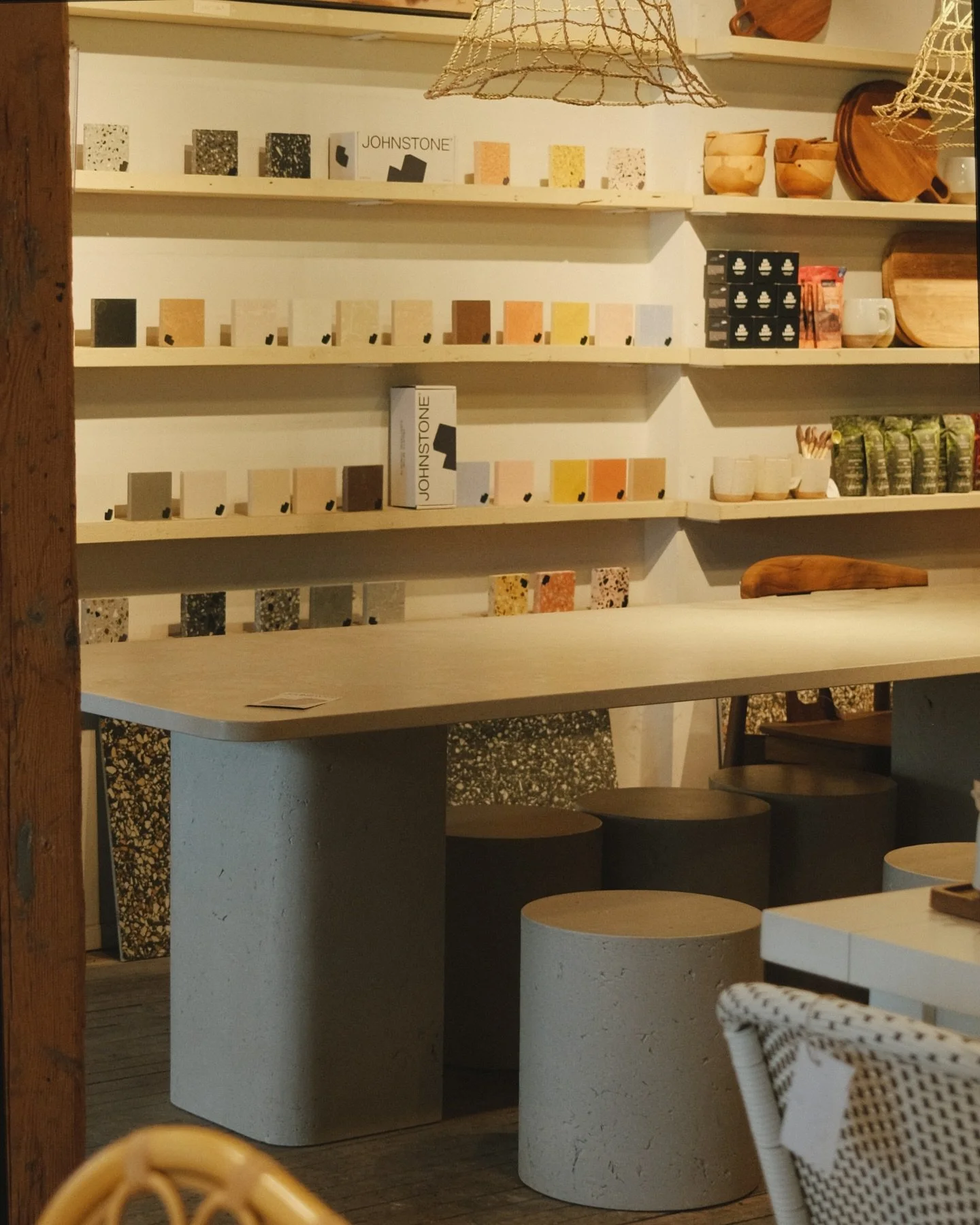 TABLE SET108&nbsp;| Greige Antique
&nbsp;
Notre nouvelle table pr&eacute;sent&eacute;e dans le d&eacute;cor de @maison_pepin : passez d&eacute;couvrir la pi&egrave;ce, prendre le temps d&rsquo;observer la mati&egrave;re de pr&egrave;s et explorer nos