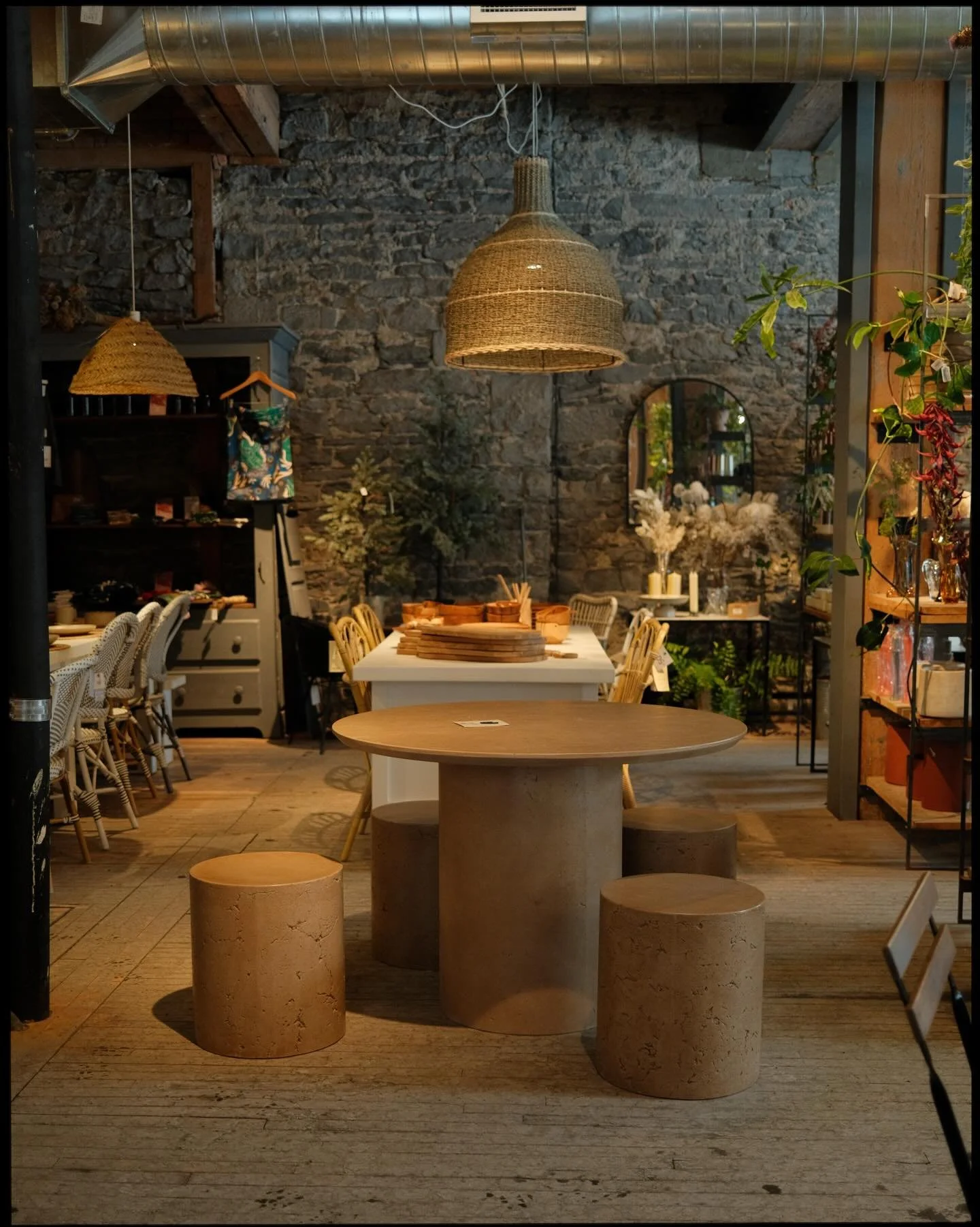 TABLE SWELL 42 | Caffe Antique 

Entre les textures brutes, la lumi&egrave;re chaude, la pierre et la verdure qui habillent @maison_pepin, d&eacute;couvrez notre mobilier sign&eacute; Johnstone. 

&mdash;

Between raw textures, warm light, stone, and