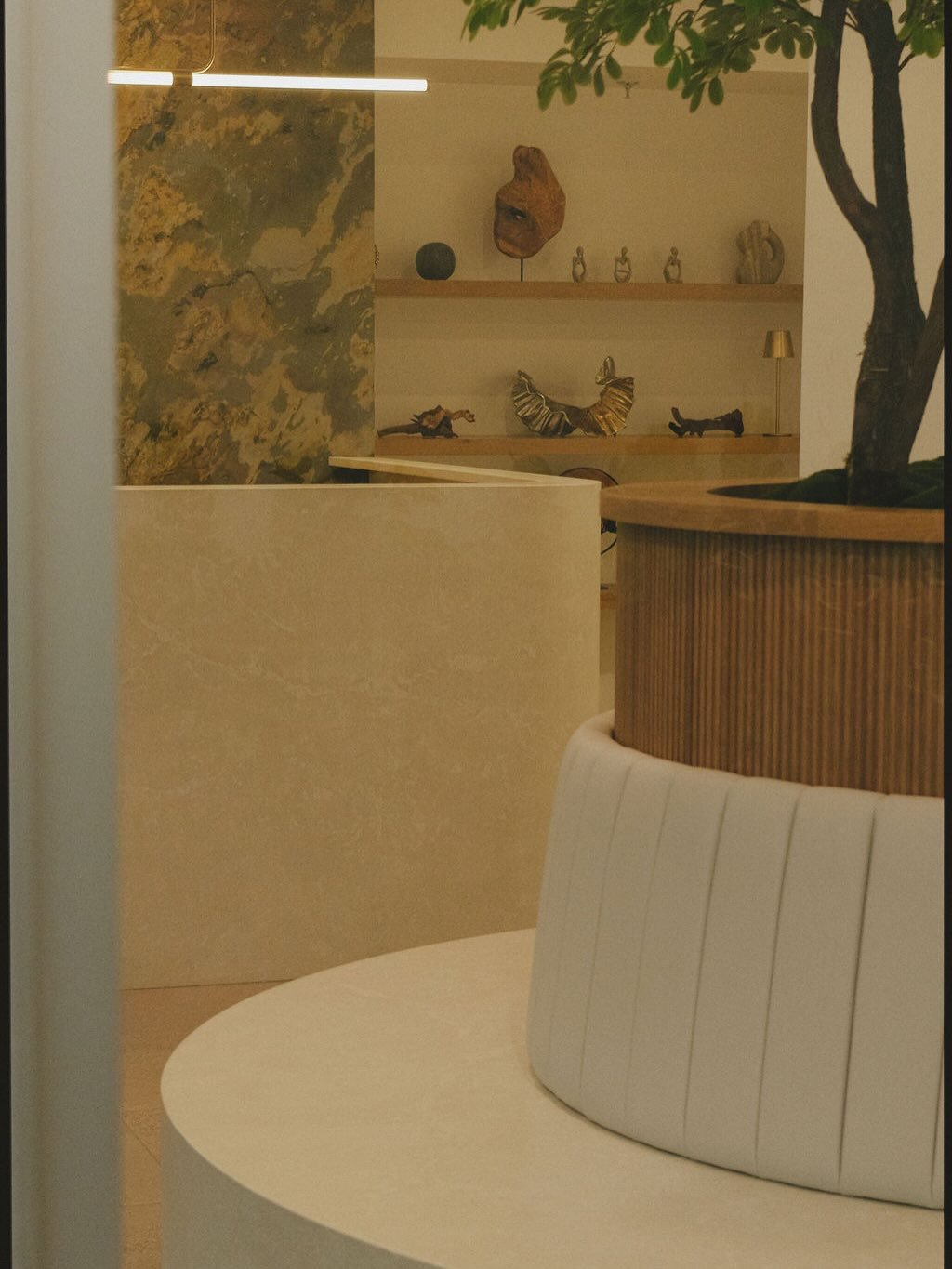 BUREAU DE R&Eacute;CEPTION | Oyster White Antique

Une couleur sobre, des courbes douces et une ambiance apaisante - @lclenvironnement vous accueille dans ses nouveaux bureaux sign&eacute;s @oxford.design 

Une pi&egrave;ce de b&eacute;ton qui r&eacu