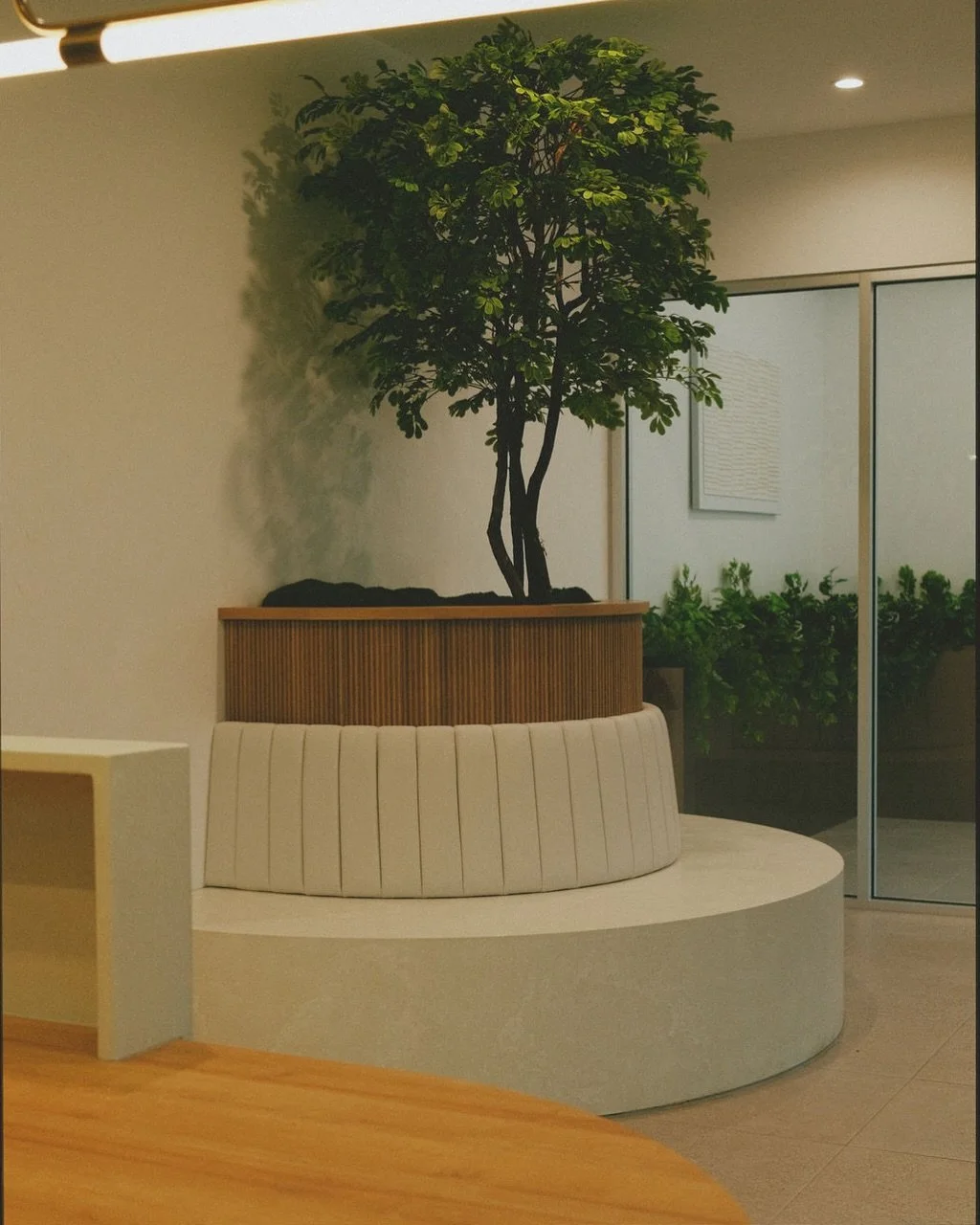 BANQUETTE | Oyster White Antique 

Mobilier architectural monolithique, courbes organiques et mati&egrave;re vivante. 

Quand attente rime avec confort et go&ucirc;t: un espace chaleureux et accueillant chez @lclenvironnement 
__

BANQUETTE | Oyster 