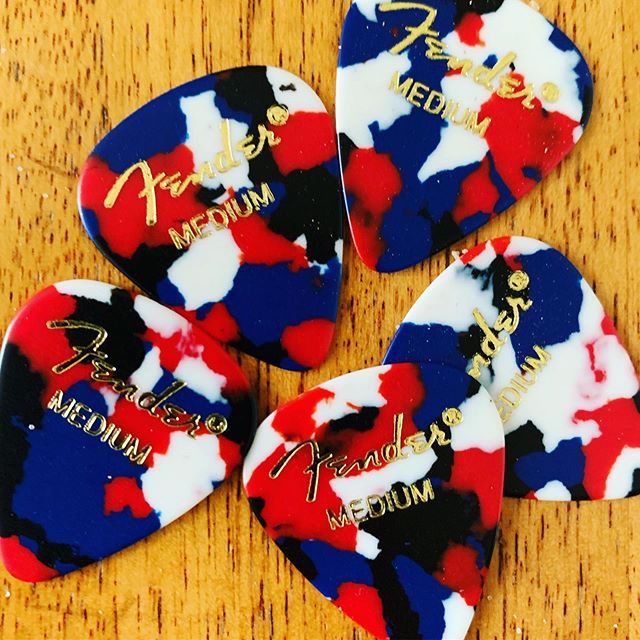 Fender confetti picks are so cool 😎 if only @fender made them in the 551 shape! ❤️🎸🔥🇺🇸 #guitarpick #fender