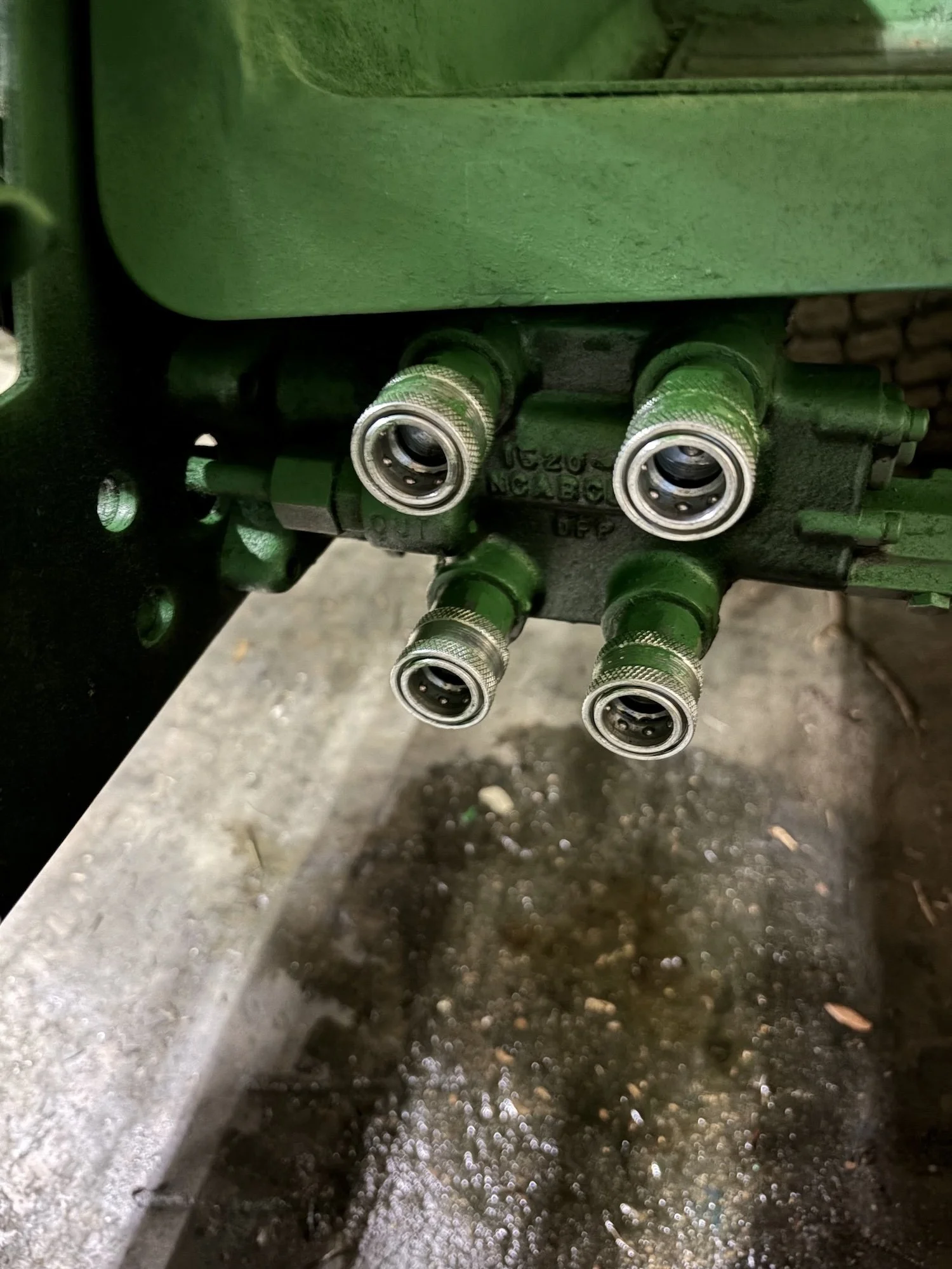 Hydraulic Outlets on JD 445 garden tractors