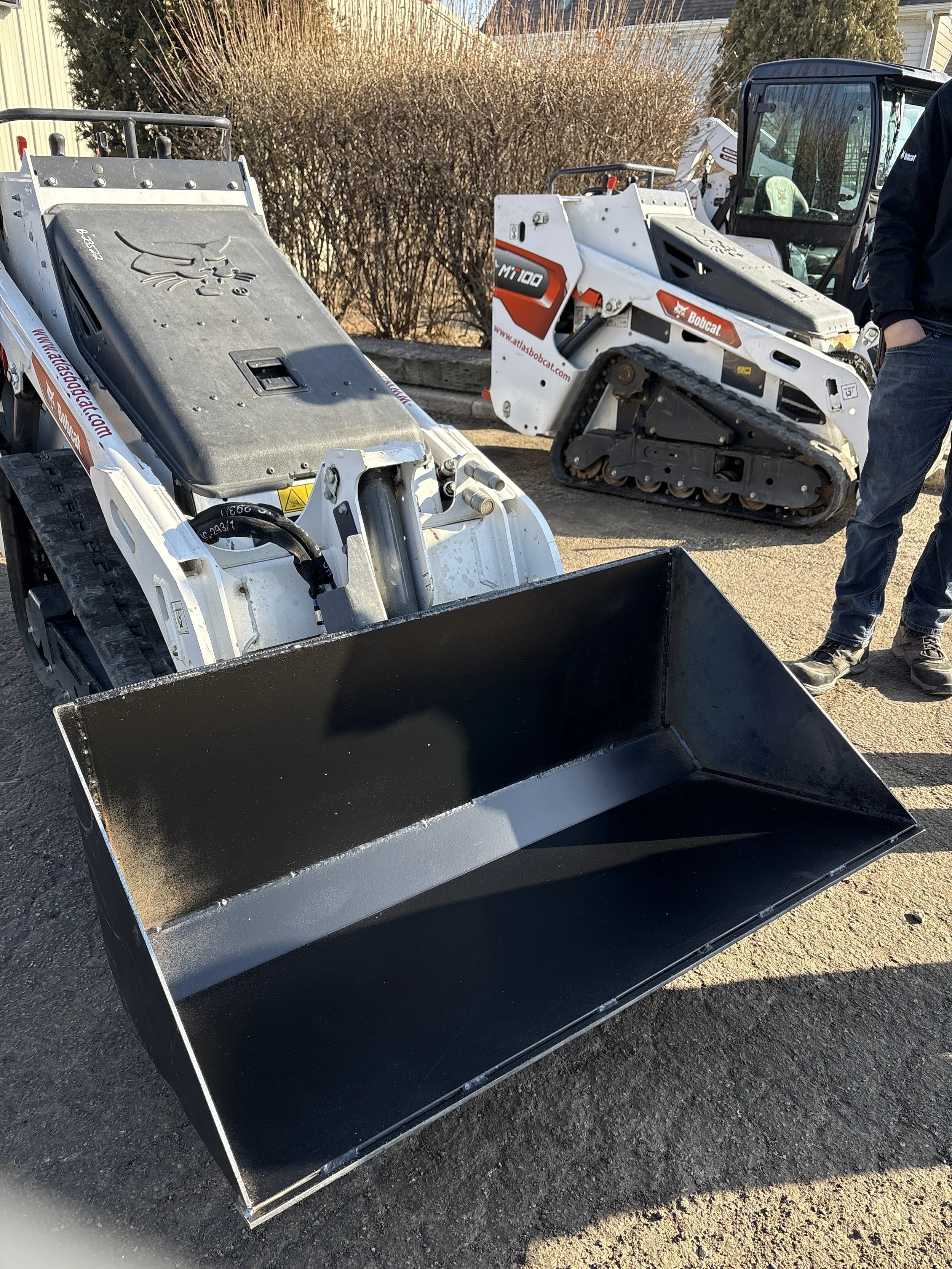 SSQA (Skid Steer Quick Attach) Bucket, Black