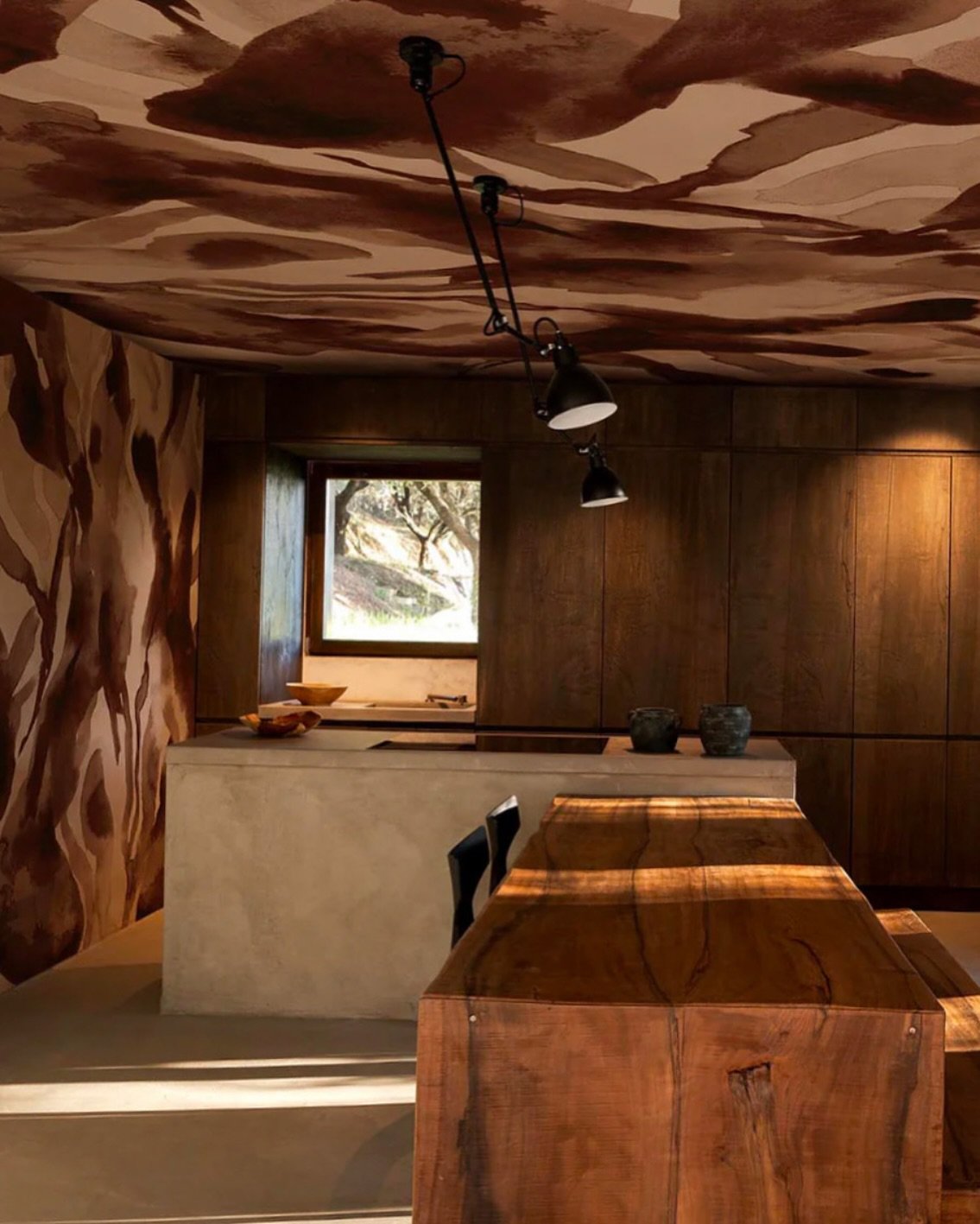 Inspo we can&rsquo;t stop staring at.

The Desert Mirage wallpaper by @belarte turns this space into a warm, immersive experience &mdash; flowing seamlessly from wall to ceiling with rich, earthy depth.

Saving this for our next moodboard.

#Interior