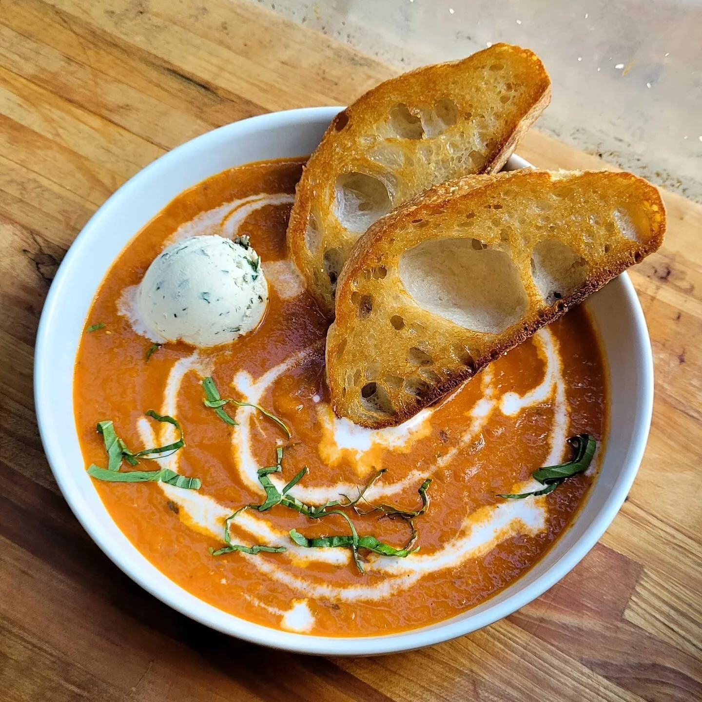 SPECIAL ALERT‼️ 

Roasted Tomato Basil Soup!

Roasted tomatoes and garlic, caramelized onions, &amp; fresh Gannon Organics basil. Served with lemon basil cashew cheese, a swirl of coconut milk, and 2 slices toasted Auspicious Baking Co. Ciabatta. 🥣?