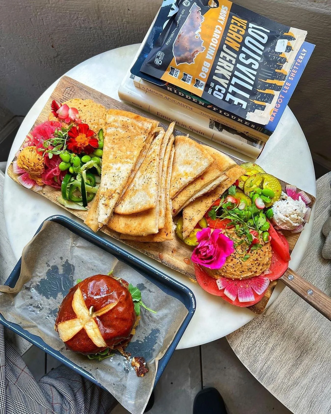Fox Burger + Plant Food Picnic = Most beautiful lunch? 🤩🫶🌱
Repost from @rev_rajan ! 

#vegan #coffee #veganfood #plantbased #oatmilk #matcha #tea #latte #crueltyfree #coffeebreak #vegandrinks #veganlatte #coffeeshop #goodcoffee #coffeedaily #cafe 
