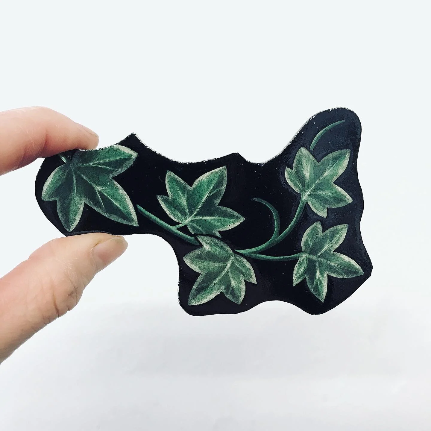 Variegated ivy from the most recent bouquet commission. I&rsquo;d be lying if I said this wasn&rsquo;t a little experimental. But the end result was worth all the tinkering around. 

Ultra pale amber handmade glass, black trace paint and shading, sev