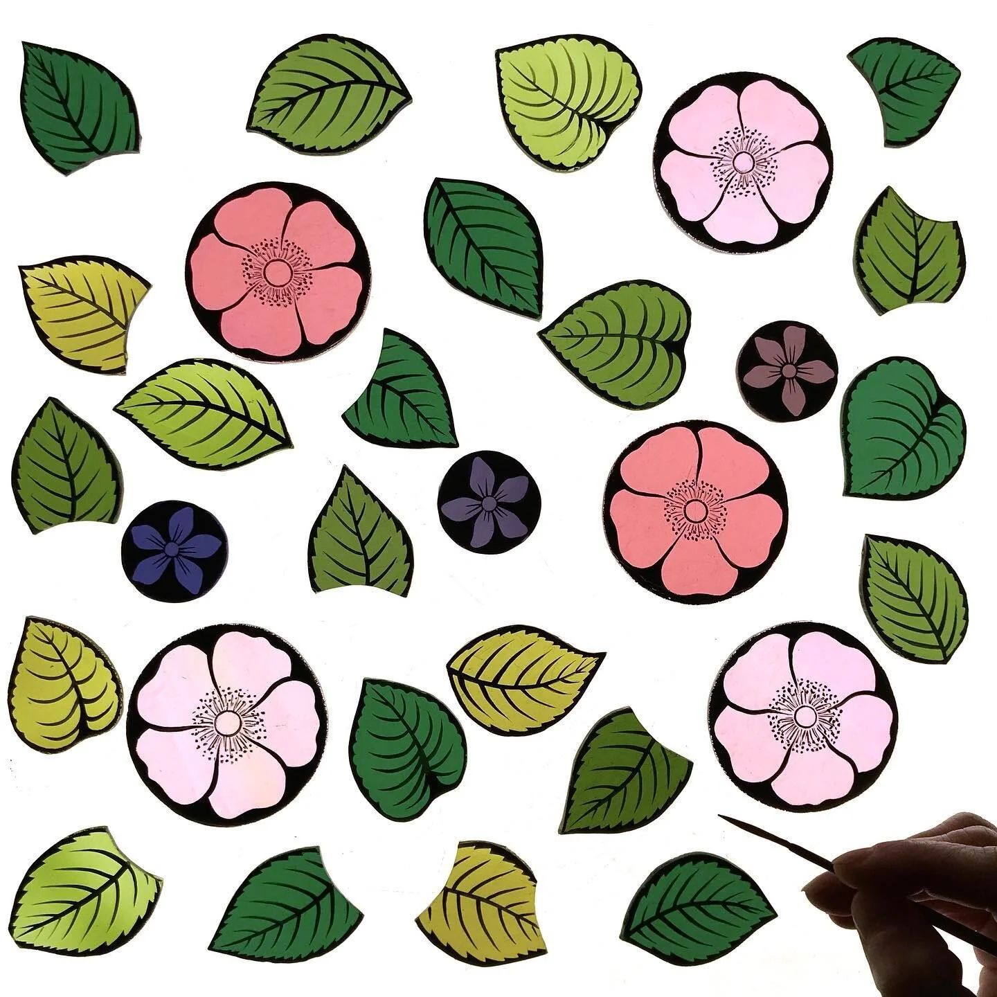 Painting some pinks and greens the past few days... 
🌺🌿🌸

#stainedglass