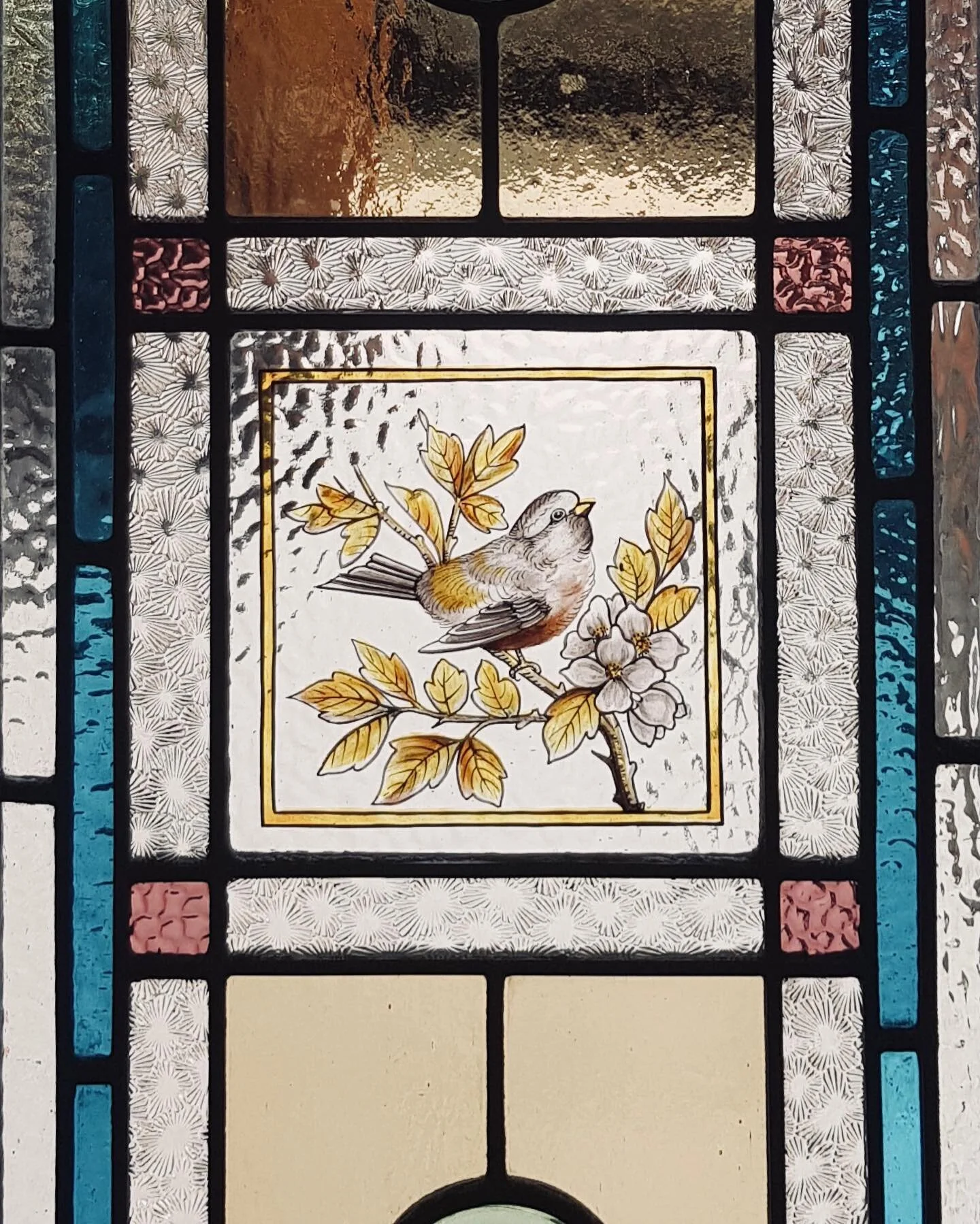 Still working on lots of things I can&rsquo;t show yet, but here&rsquo;s a sweet little Victorian bird repro I did recently, and some behind the scenes pics.

Have a good week all!

#stainedglass #victorianstainedglass #stainedglasspainter