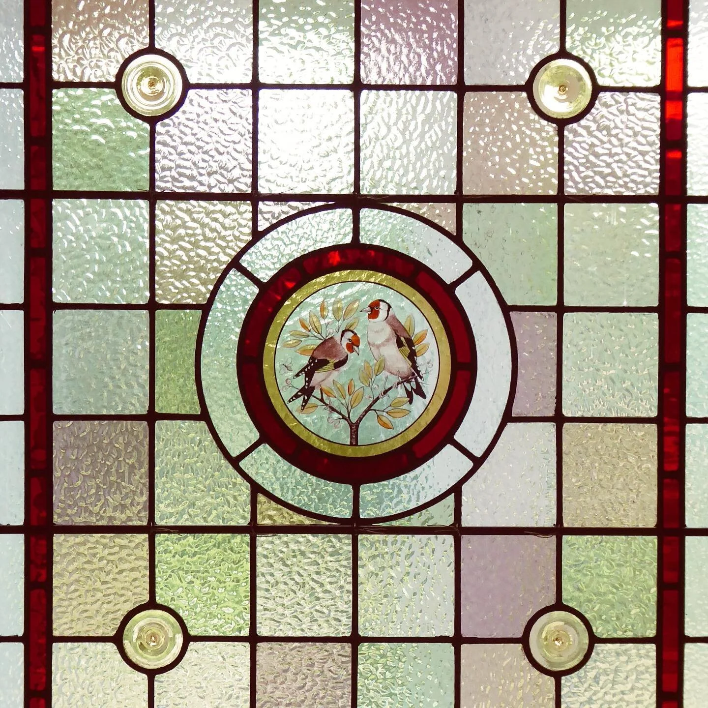 Painted this pair of goldfinches recently for a window made by @knutsfordstainedglass. Love the muted colour palette of the quarries and the way the red of their crests is picked up by the red border.

#stainedglass #victorianstainedglass