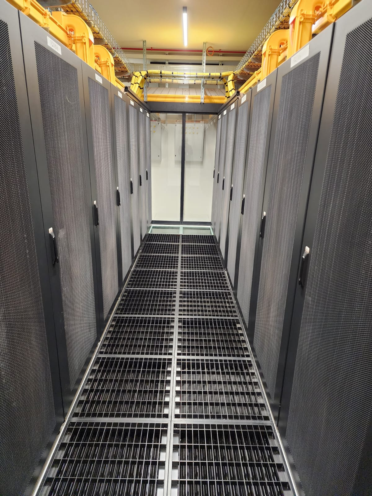 Cooling row containment area between server cabinets NBB datacentre.PNG