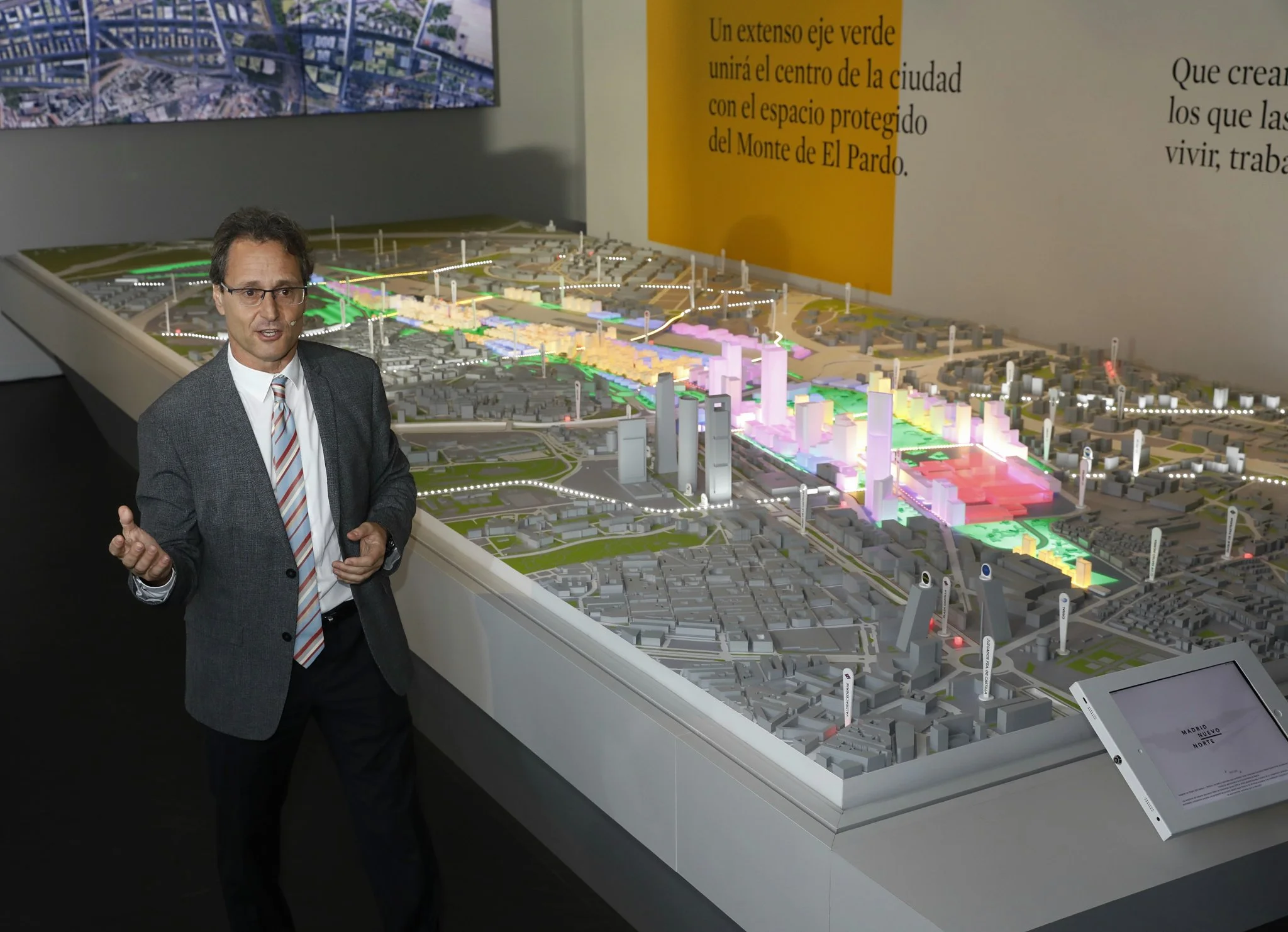 Javier Herreros, arquitecto, explica la maqueta en el #EspacioMadridNuevoNorte “ #MadridNuevoNorte ha hecho de la participación la base de lo que veis aquí, un proyecto emocionante con la capacidad de transformar #Madrid ”
