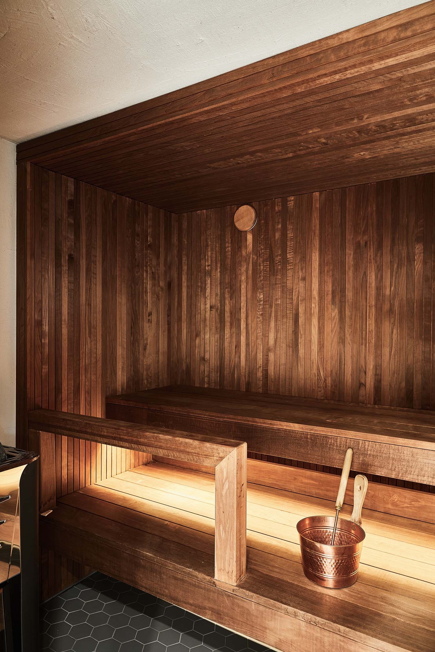 Puinen sauna, jossa kiuas ja löylykiulu.