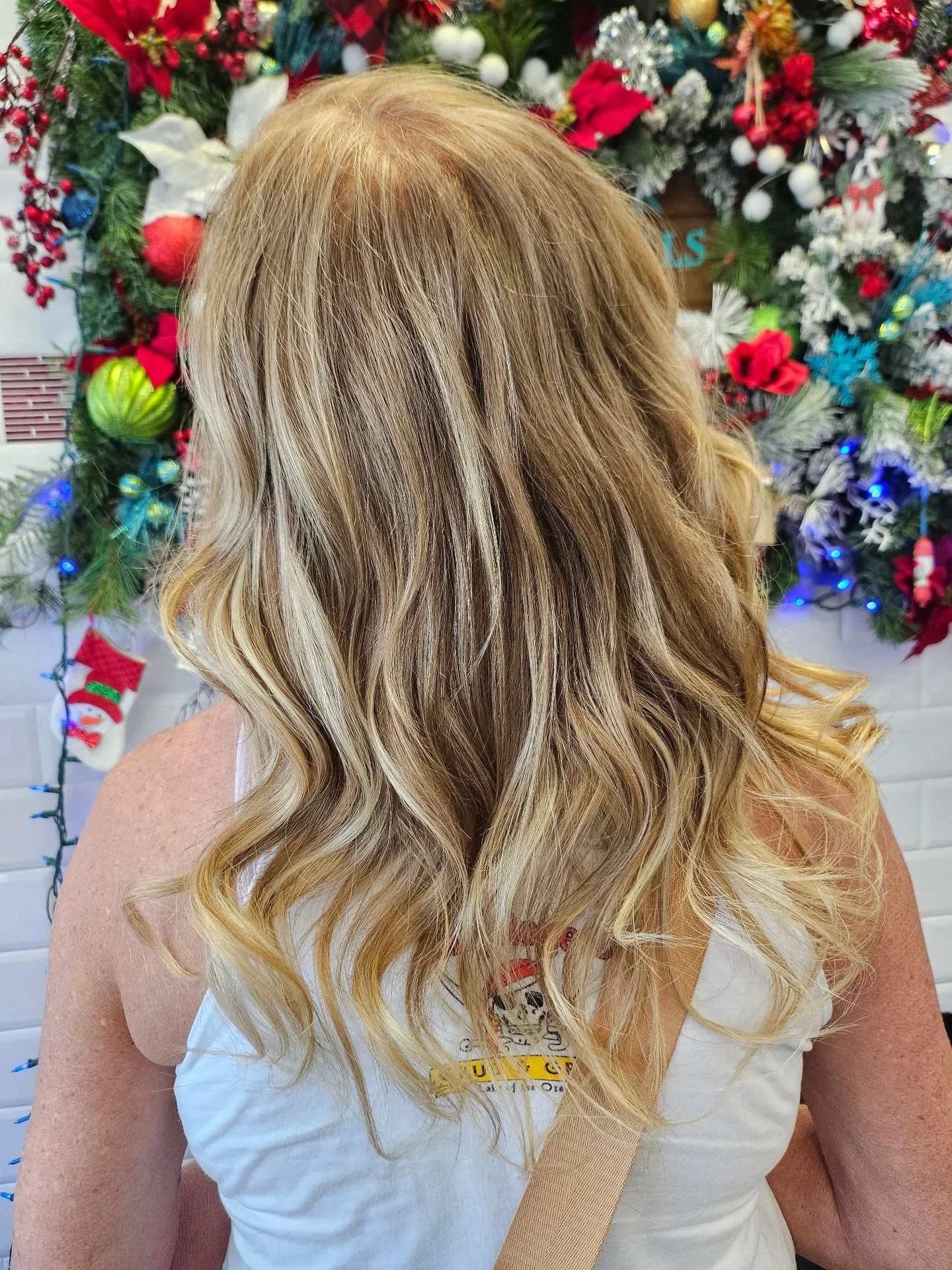 Loving this fresh holiday blonde! Swipe to see where we started>>> 🎄
Stylist: Aspen  @aspenshairadventures 
Holiday appointments are filling up fast don&rsquo;t forget to book your appointments before they&rsquo;re all gone!