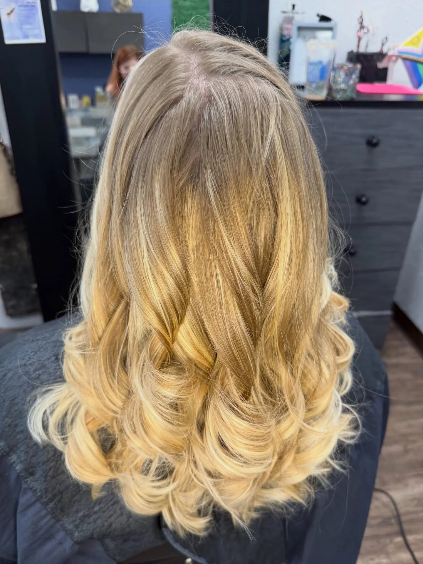 Beautiful blonde balayage by @corinna_caroline 

Book now using our link in bio or call 941-752-8010 🤍🤍🤍