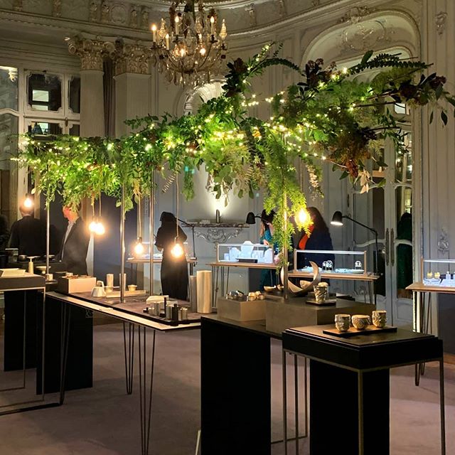 It was a festive start to December for the 4D team at @thegoldsmithscompany Christmas pop-up! ❄️ Two birch trees decorated with greenery and twinkling lights created a seasonal ambience to display the jewellery - a simple way to brighten any space 🎄