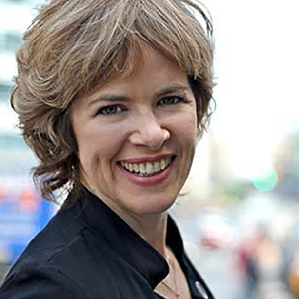 Laura Flanders Urban Journalist Laura Flanders is the award-winning host and executive producer of The Laura Flanders Show, a nationally-syndicated TV and radio program that looks at real-life models of shifting power in the arts, economics and politics. Read more.