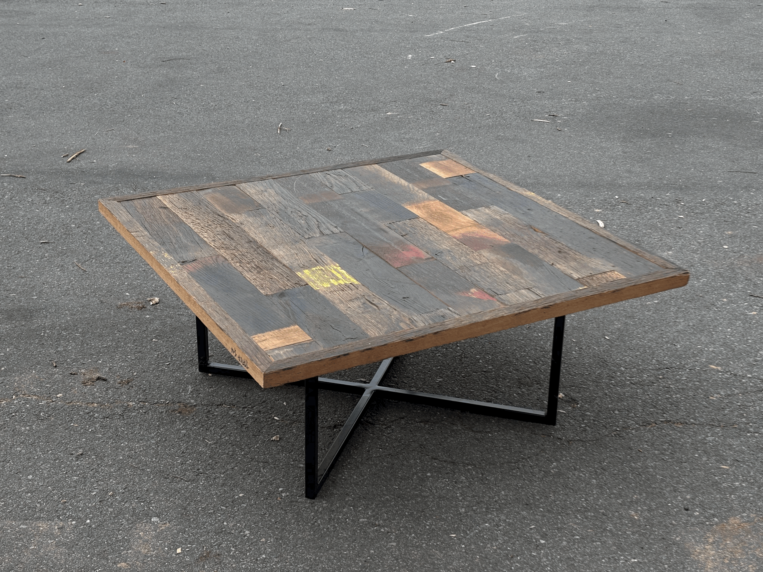   TABLE BASSE PATCHWORK -&nbsp;PATCHWORK LOW TABLE (1 pc)  Fond de wagon 90 × 90 cm    280€ TVAC -&nbsp;incl.VAT  (650€)    More info  