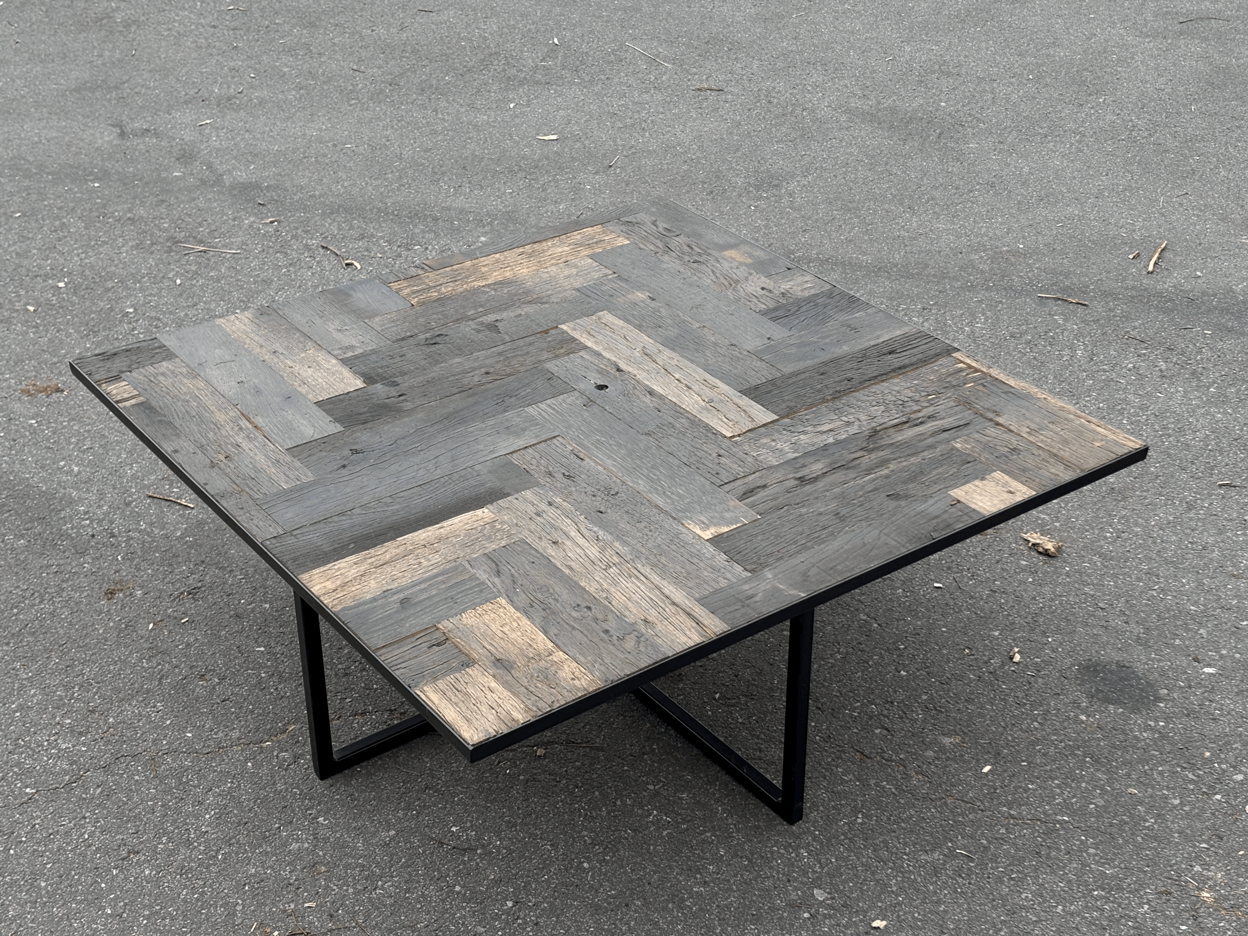   TABLE BASSE PATCHWORK GRIS - GREY PATCHWORK LOW TABLE  Fond de wagon - Wagon floor 90 × 90 cm    280€ TVAC -&nbsp;incl.VAT  (650€)    More info  