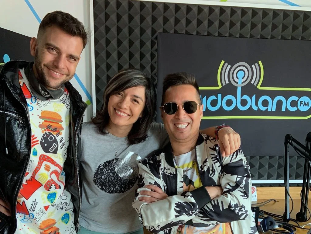 Los Caligaris en la cabina de RuidoBlanco con Olivia Luna.