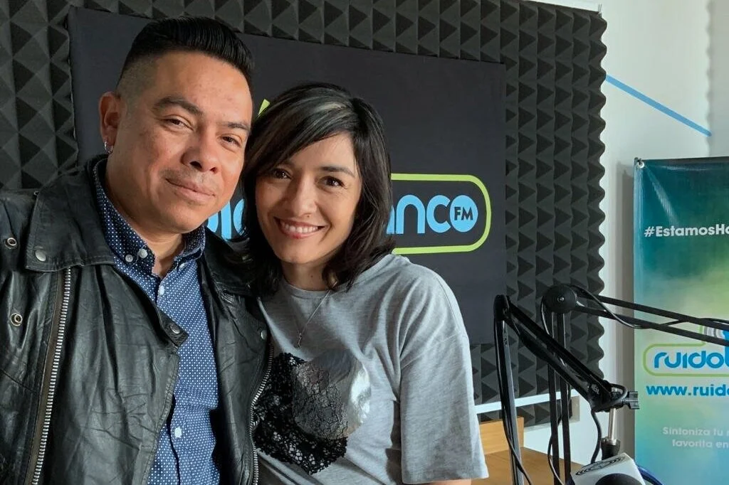 Homero Ontiveros en la cabina de RuidoBlanco con Olivia Luna