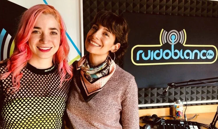 “La música y el humor pueden hablar de temas duros sin herir”: la realidad de Laura Guevara.