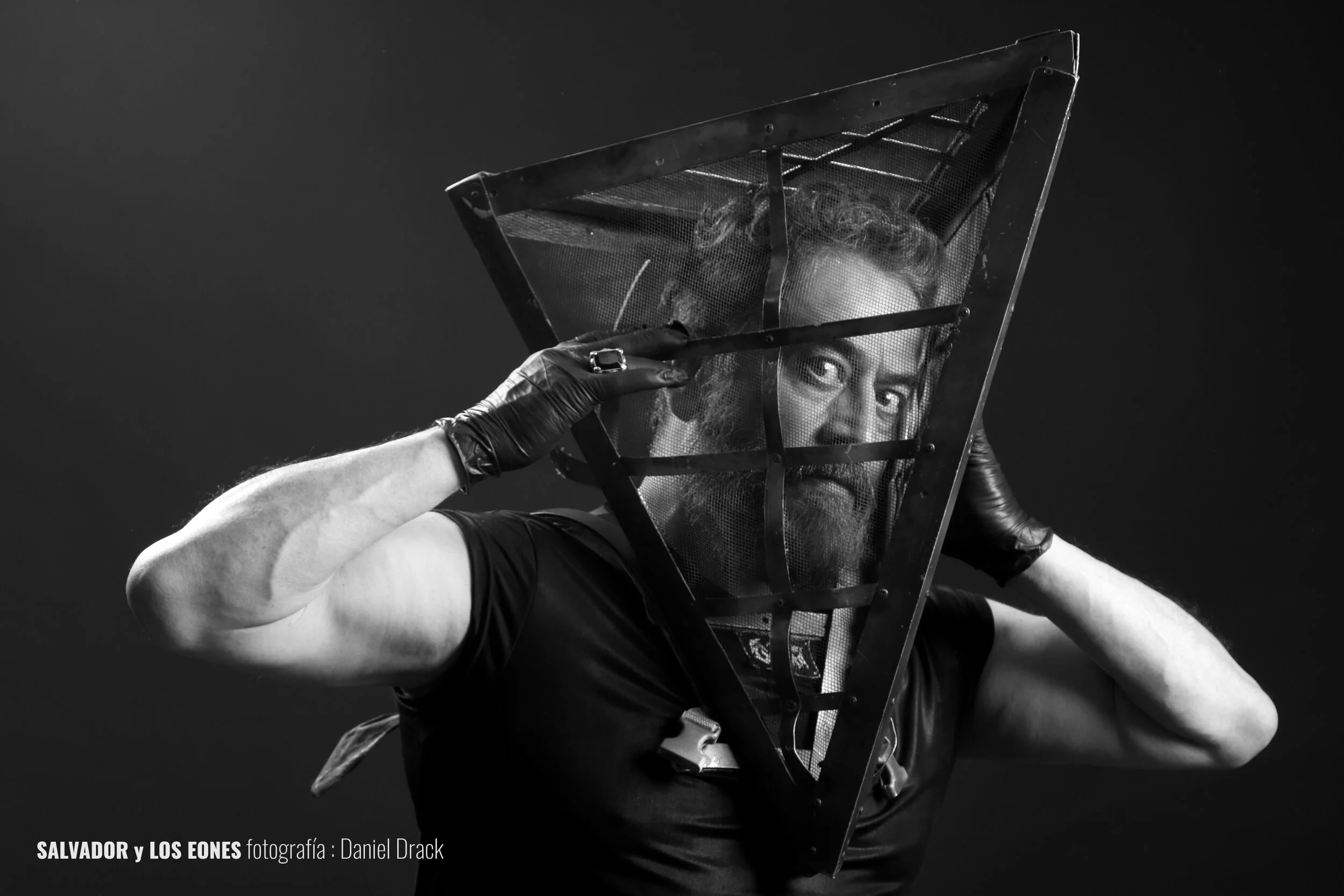 Salvador y Los Eones presentarán el video de "La Jaula" con un concierto online