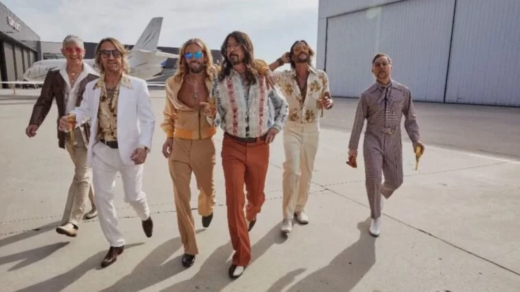 Foo Fighters reversiona 'You Should Be Dancing' de los Bee Gees