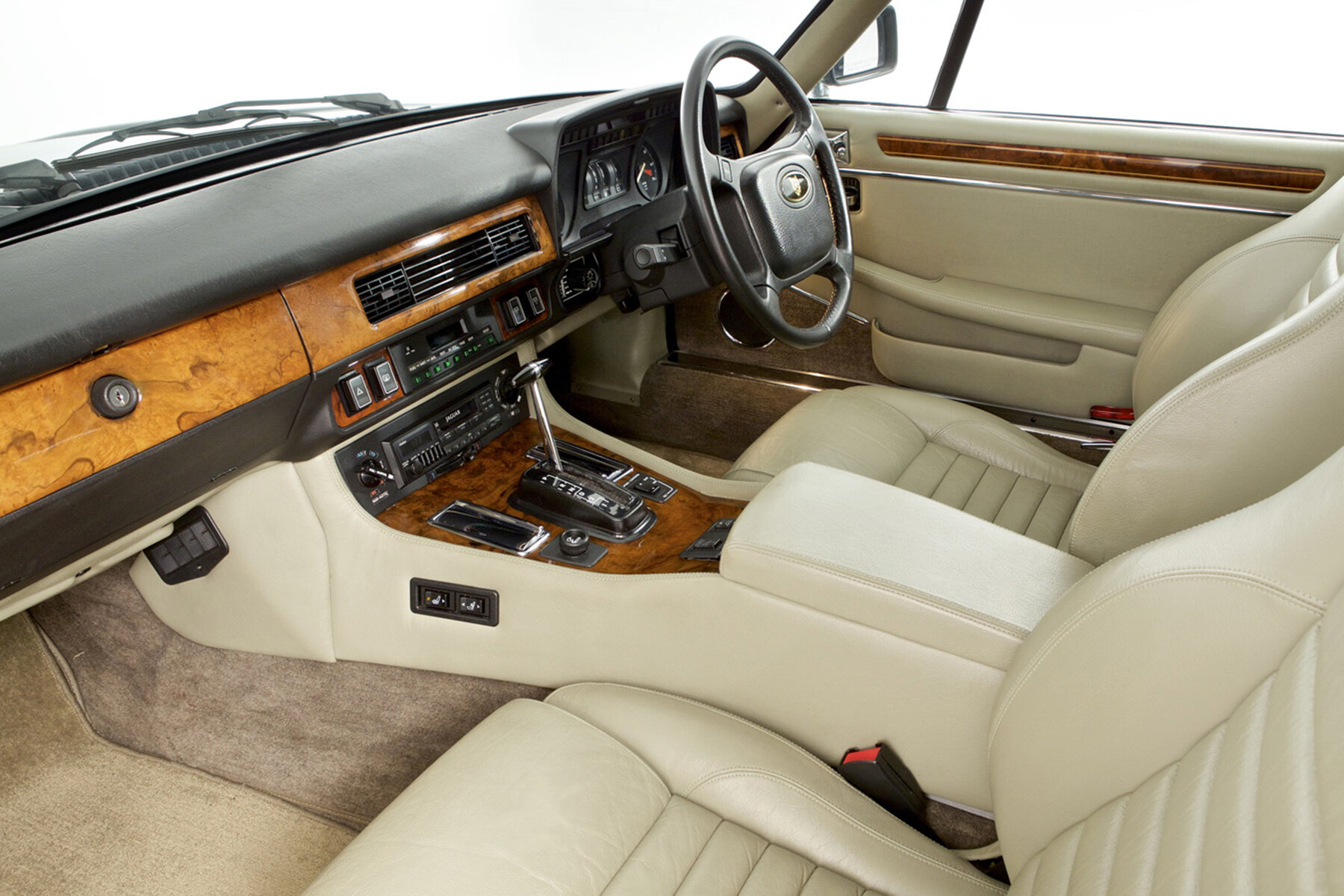 Late-spec Jaguar XJS interior had excellent seats, smaller steering wheel, and an the archaic transmission selector