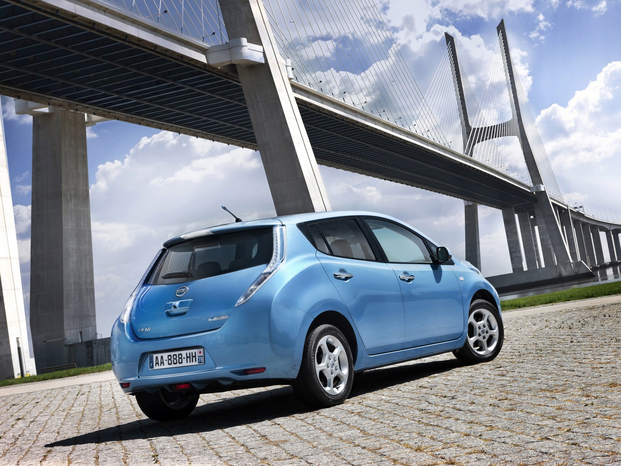 nissan_leaf_608.jpg