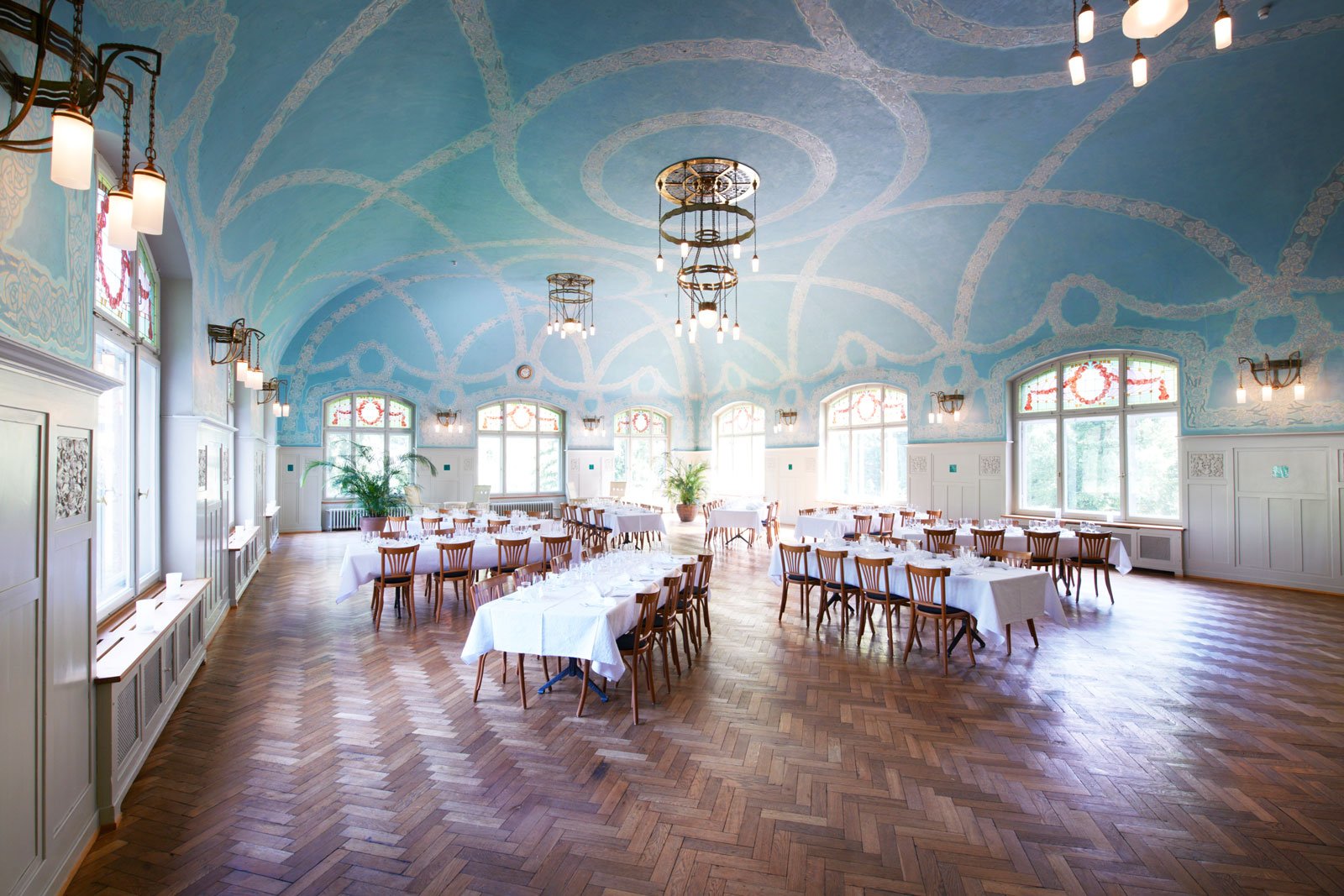 Kurhaus-Berguen_Saal.jpg