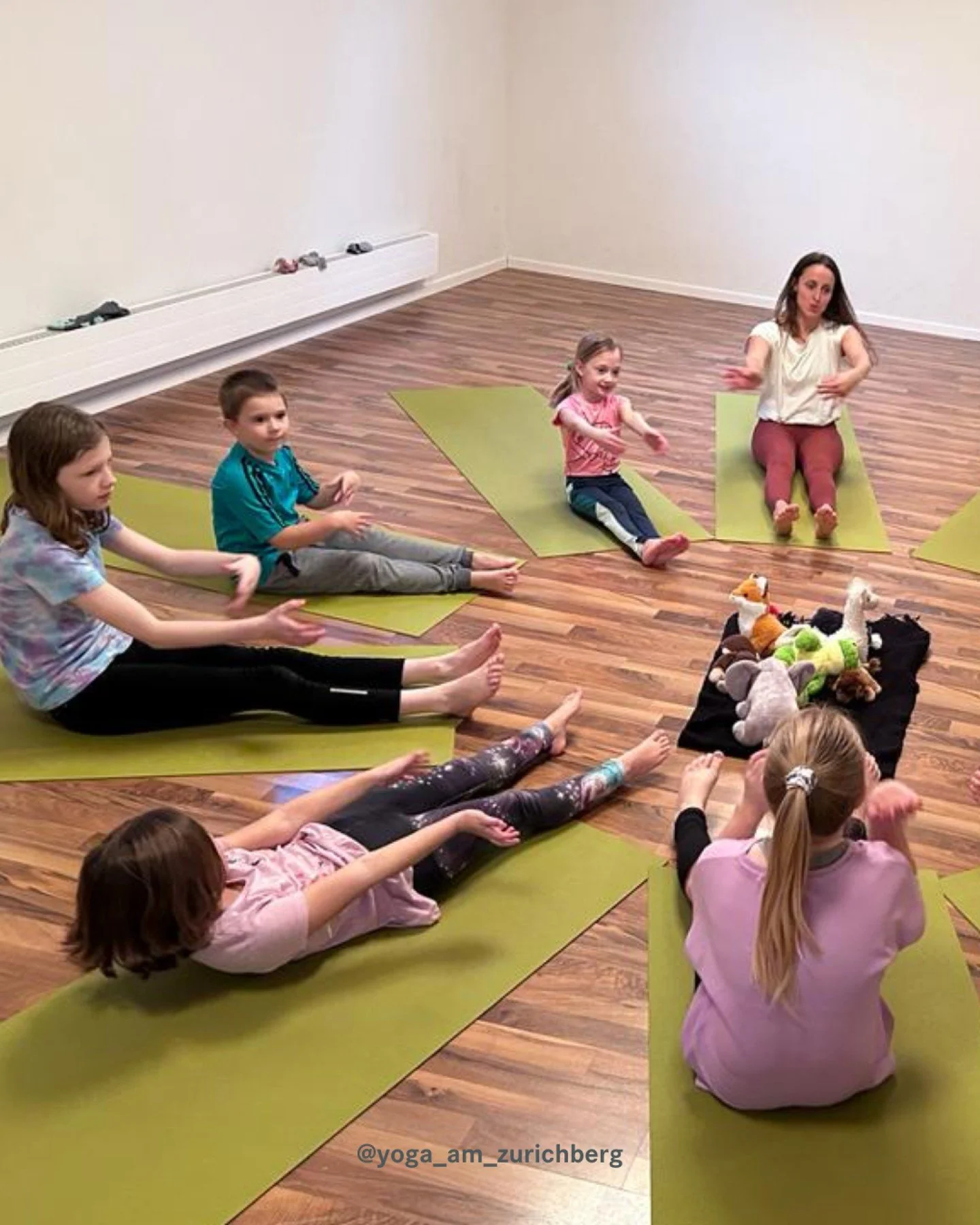 🌿 Familienyoga &ndash; Tagesseminar f&uuml;r P&auml;dagogik &amp; Yoga-Praxis
📅 Samstag, 6. Dezember 2025
💰 CHF 222 | Anmeldung offen

Wie k&ouml;nnen wir Yoga nutzen, um Verbindung, Vertrauen und Freude zwischen Kindern und Erwachsenen zu st&auml