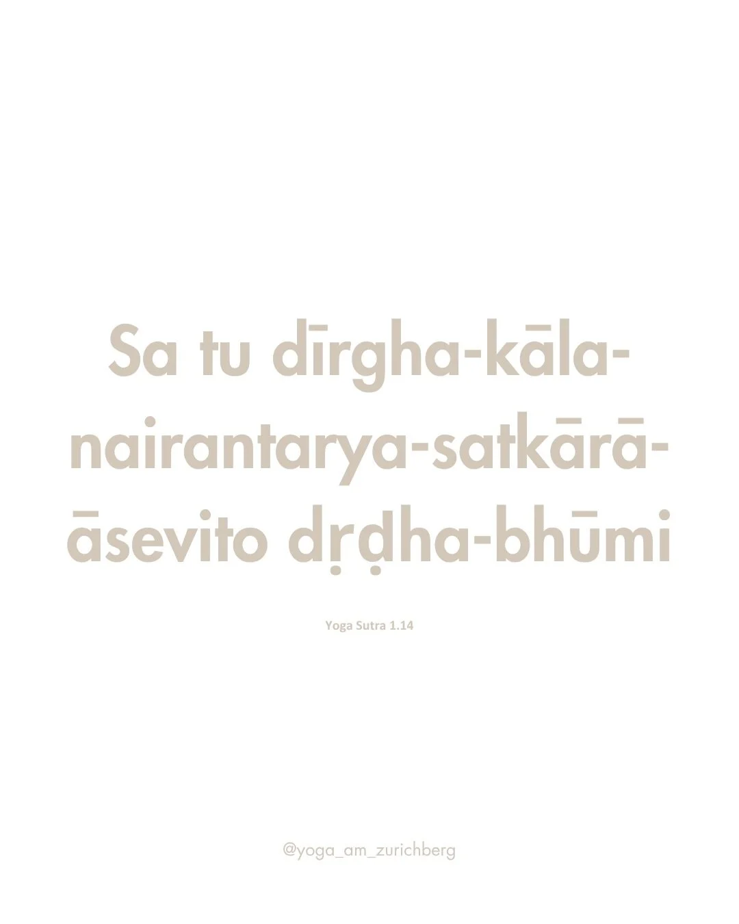 Yoga Sutra 1.14: Best&auml;ndigkeit schafft Ver&auml;nderung. ✨

Oft w&uuml;nschen wir uns schnelle Ergebnisse. Dieses Sutra erinnert uns daran, dass nachhaltige Ver&auml;nderung durch eine regelm&auml;ssige und achtsame Praxis entsteht, nicht &uuml;