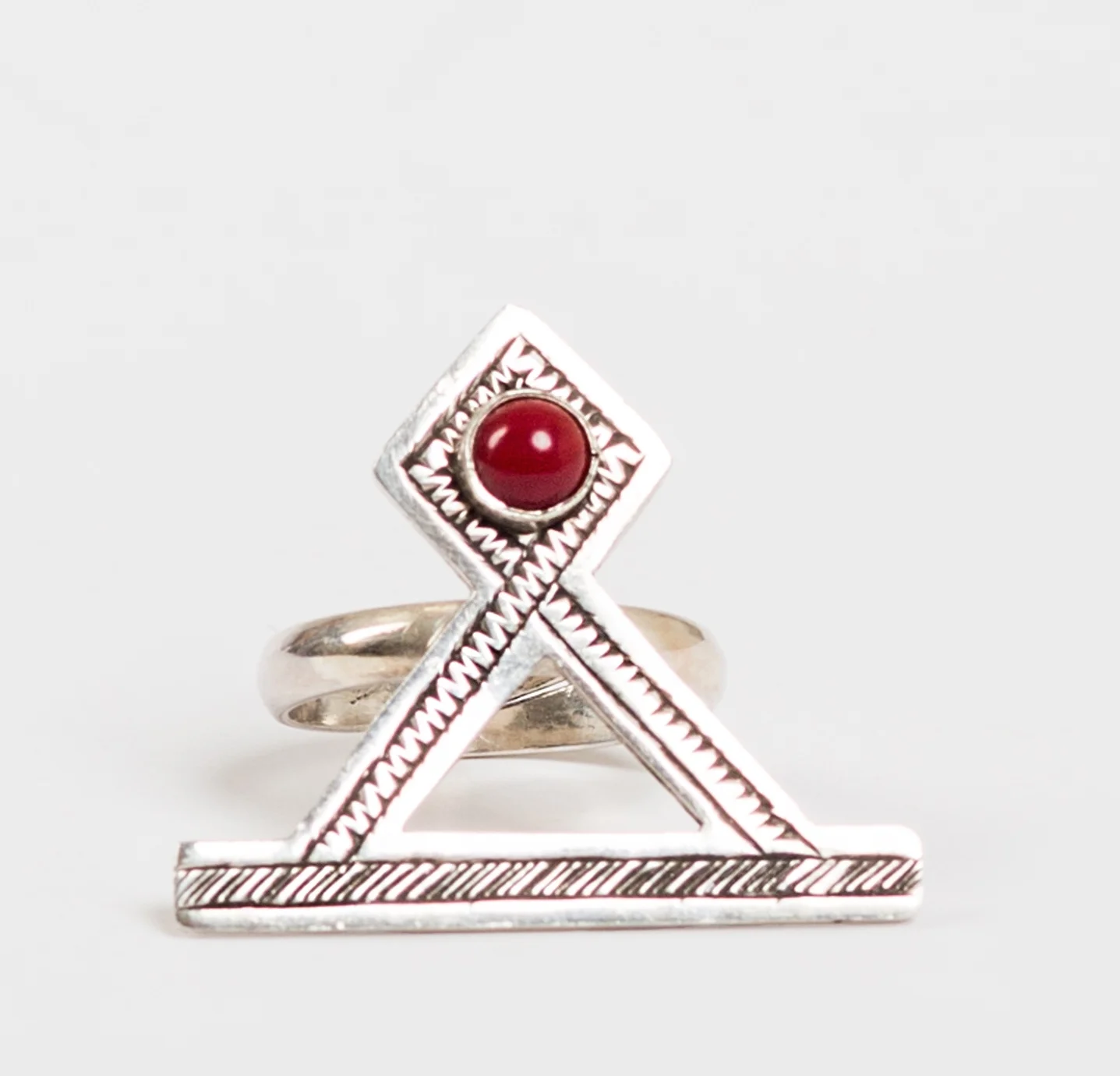 Moroccan jewelry: moroccan ring with burgundy stone