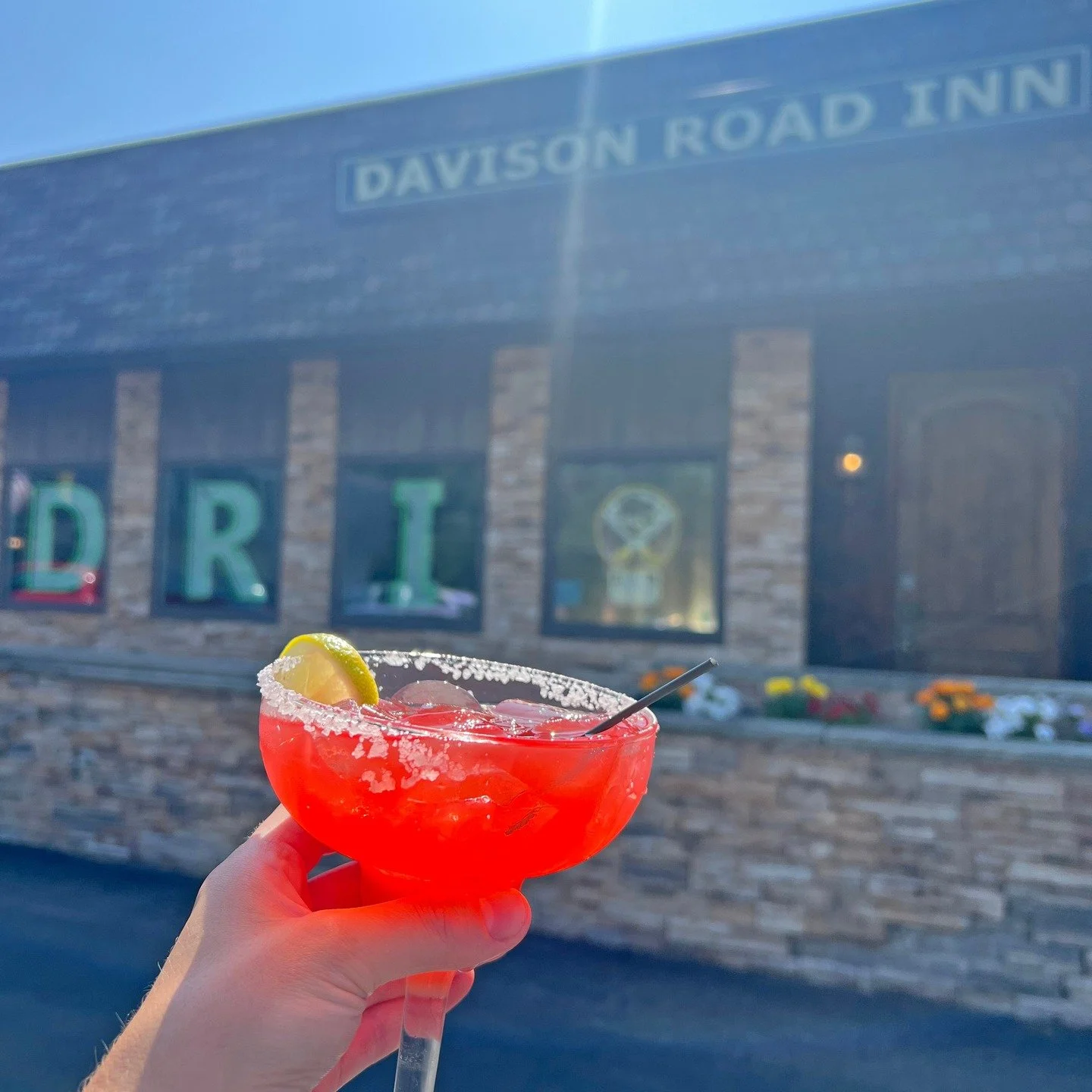 𝐂𝐡𝐞𝐞𝐫𝐬 𝐋𝐨𝐜𝐤𝐩𝐨𝐫𝐭! 𝐈𝐭&rsquo;𝐬 𝐌𝐚𝐫𝐠𝐚𝐫𝐢𝐭𝐚 𝐓𝐡𝐮𝐫𝐬𝐝𝐚𝐲 𝐭𝐡𝐢𝐬 𝐚𝐧𝐝 𝐞𝐯𝐞𝐫𝐲 𝐓𝐡𝐮𝐫𝐬𝐝𝐚𝐲 𝐚𝐭 𝐃𝐑𝐈🍹🍋🌵 𝐌𝐚𝐫𝐠𝐚𝐫𝐢𝐭𝐚𝐬 𝐚𝐫𝐞 𝐣𝐮𝐬𝐭 $𝟓.𝟓𝟎!

Also come to DRI today for our classic Thursday specials fo