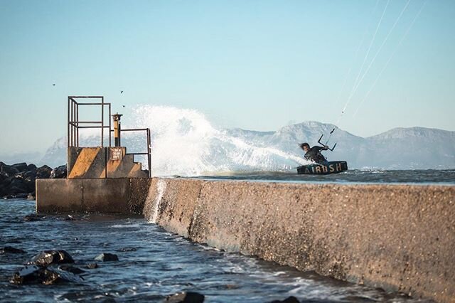 Location location location. Scoring some flat water pool action with @as_the_dodo_do @airushkites @dakine @mountainfitnesscenter