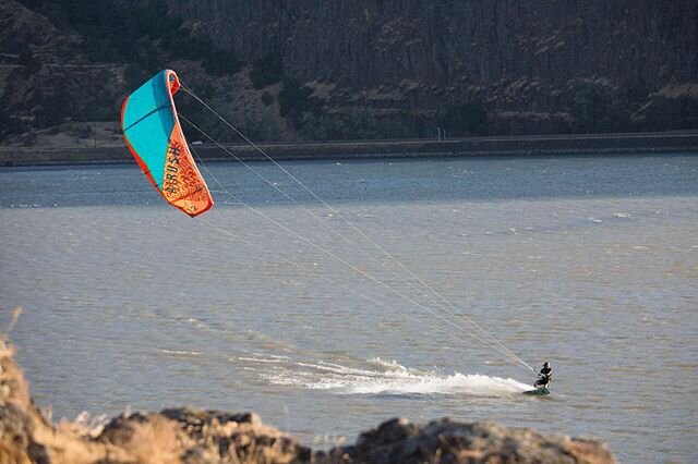 Looking forward to the borders opening and venturing to Hood River to enjoy the summer sessions with all the wind sport enthusiasts. 📷 @le_tranq  @airushkites @dakine @mountainfitnesscenter