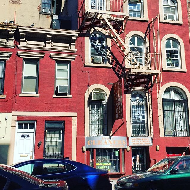 Have you ever dreamed of renting your own Manhattan townhouse?  Check out our gorgeous historic Gramercy/Murray Hill private one bedroom carriage house (the little one on the left). #murrayhill #gramercy #gramercypark #rosehill #carriagehouse #roofde