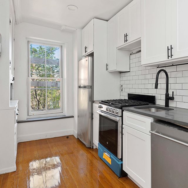 Check out this gorgeous wood-paneled eat-in kitchen in your gorgeous West Village corner 2BR (plus home office). #westvillage #westvillagelife #westvillageeats #perrystreet #eastvillage #eastvillagelives #bleeckerstreetbeat #townhouse #greenwichvilla