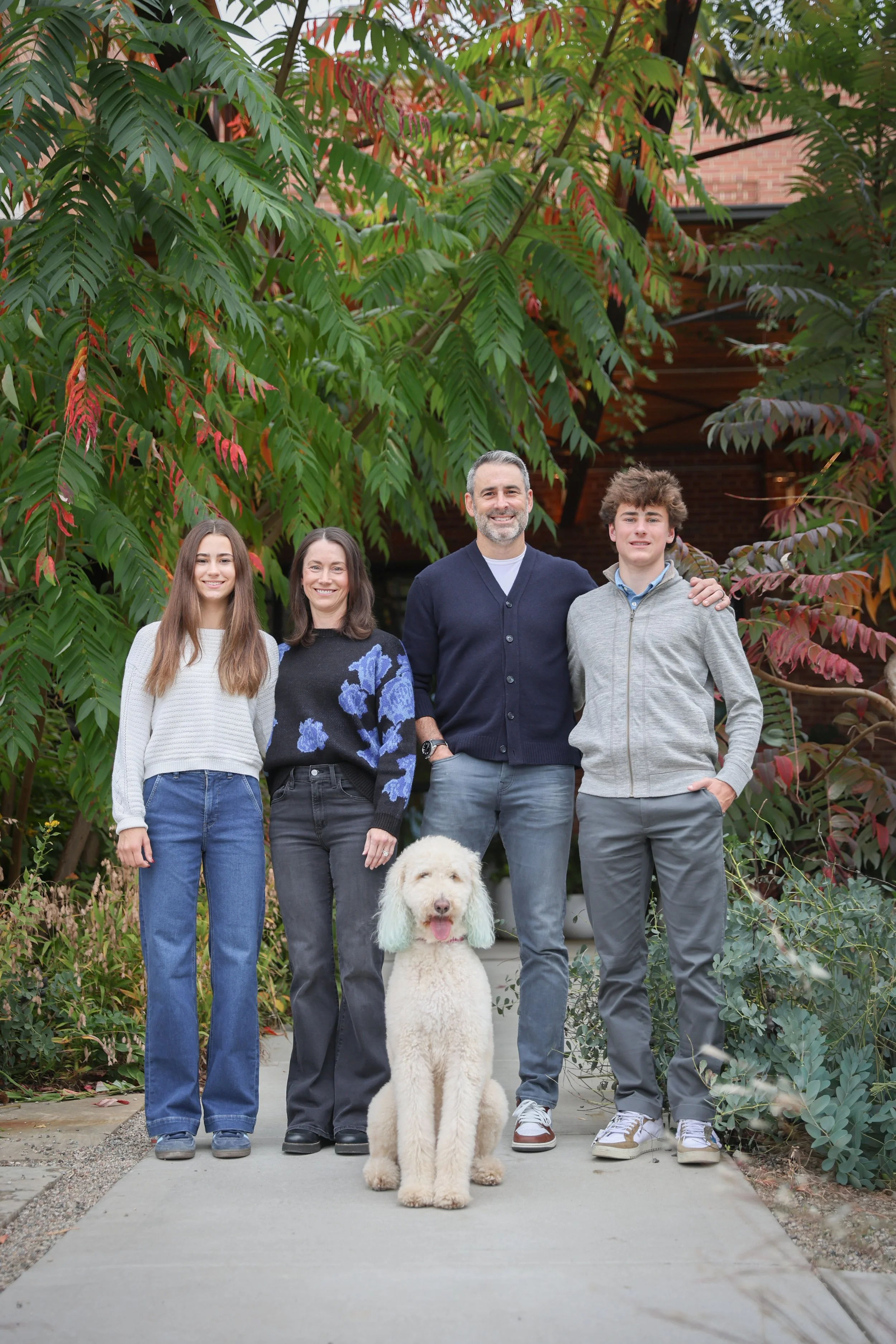 DanesisFamily2025-09.jpg