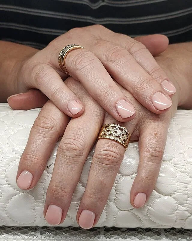 It's pretty, right? 
This is not polish it is Luminary Multi-Flex gel system in 'GROWTH'  @beautybestienz . Kool isn't it!?
It is an overlay on natural nails to add strength and to help them grow long. It is a soak off product so no damage to natural nails and It can easily be backfilled. If you wish to grow your natural nails this is the best option. 
DM me if you want to know more about this product☺️. #naturalnails #geloverlay #nails💅 #nailartist #luminarynailsystems