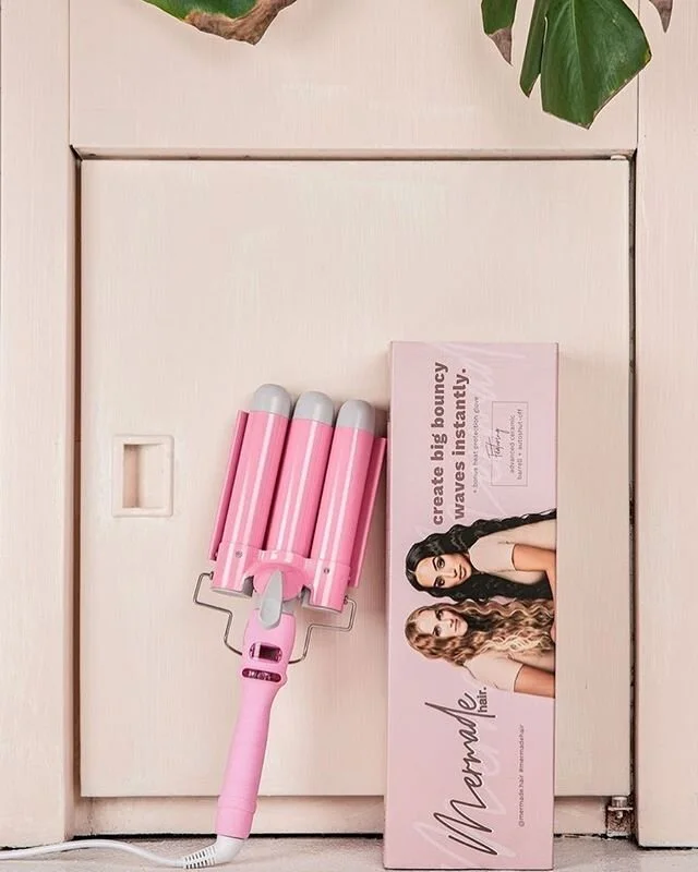 Ladies we are so sorry for the delay on your Mermade Wavers! 🌸 We have been going and forth with the courier companies trying to get them for you! But there is a 3 week delay with all international parcels 🥺 We are praying that they will be here in